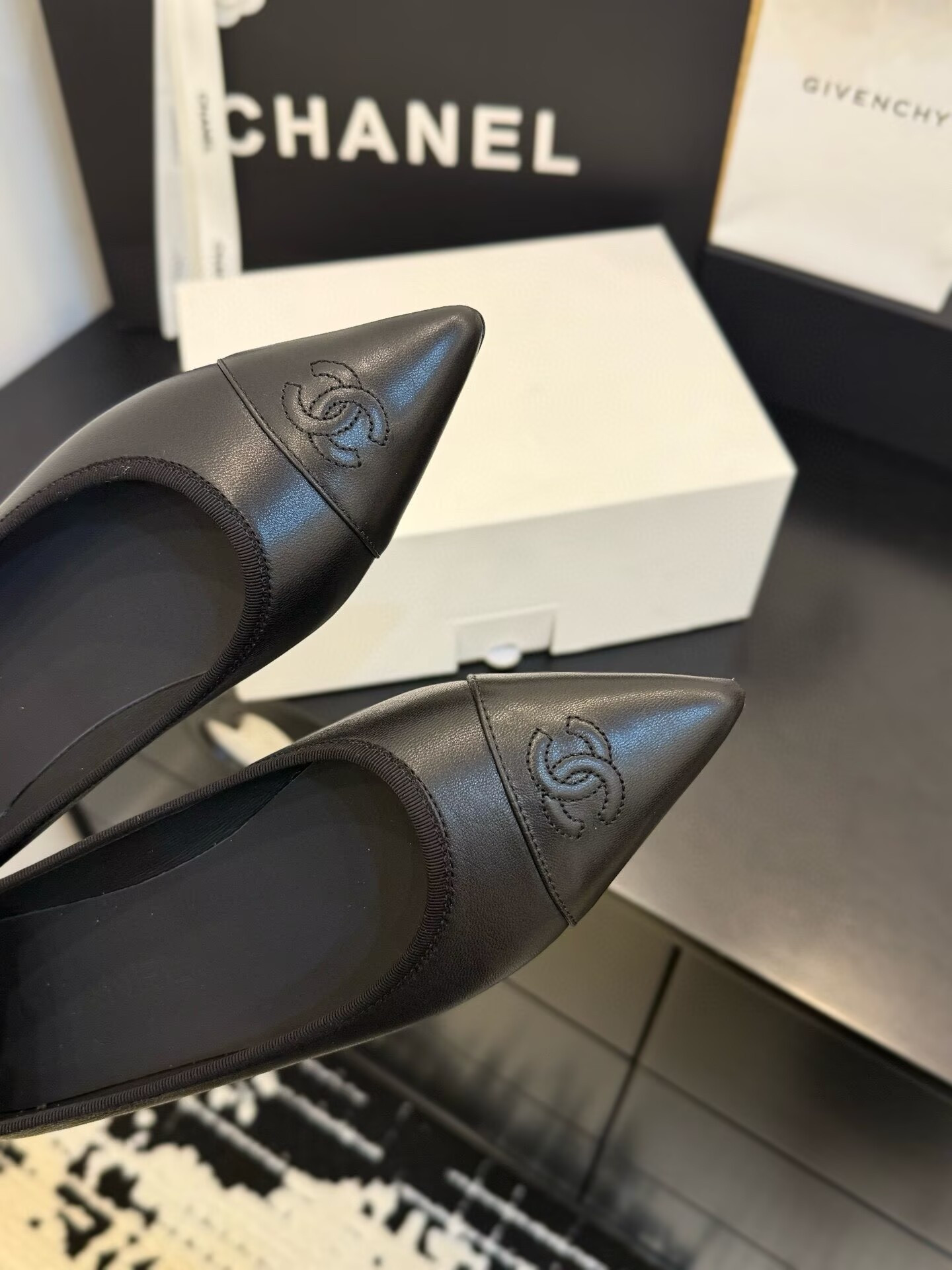 ua Ch**el ballet flats