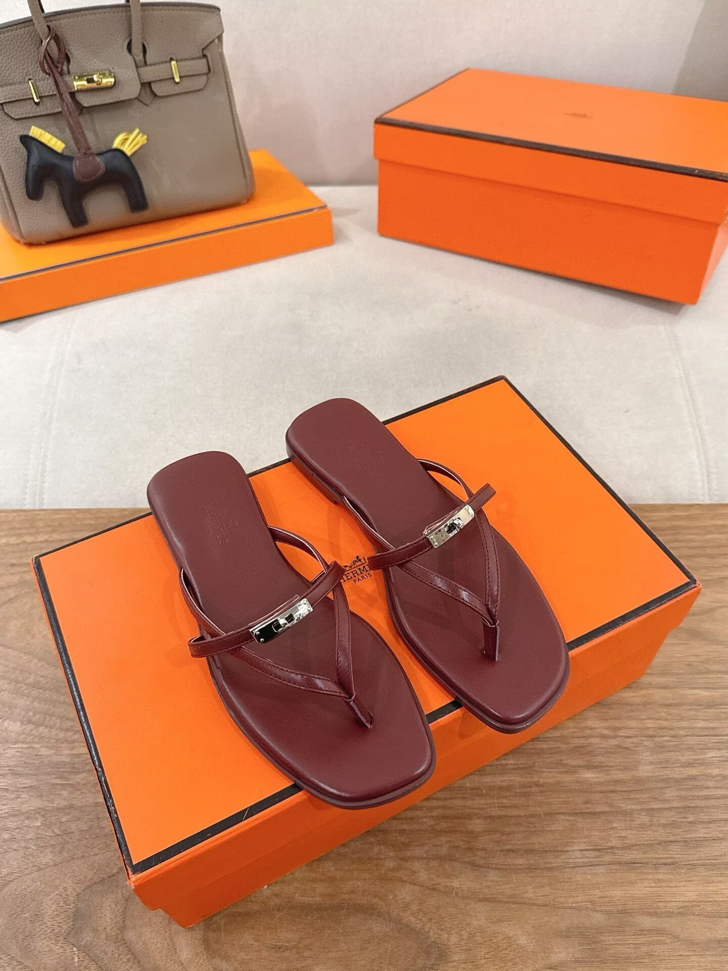 ua H**me5 miss sandals