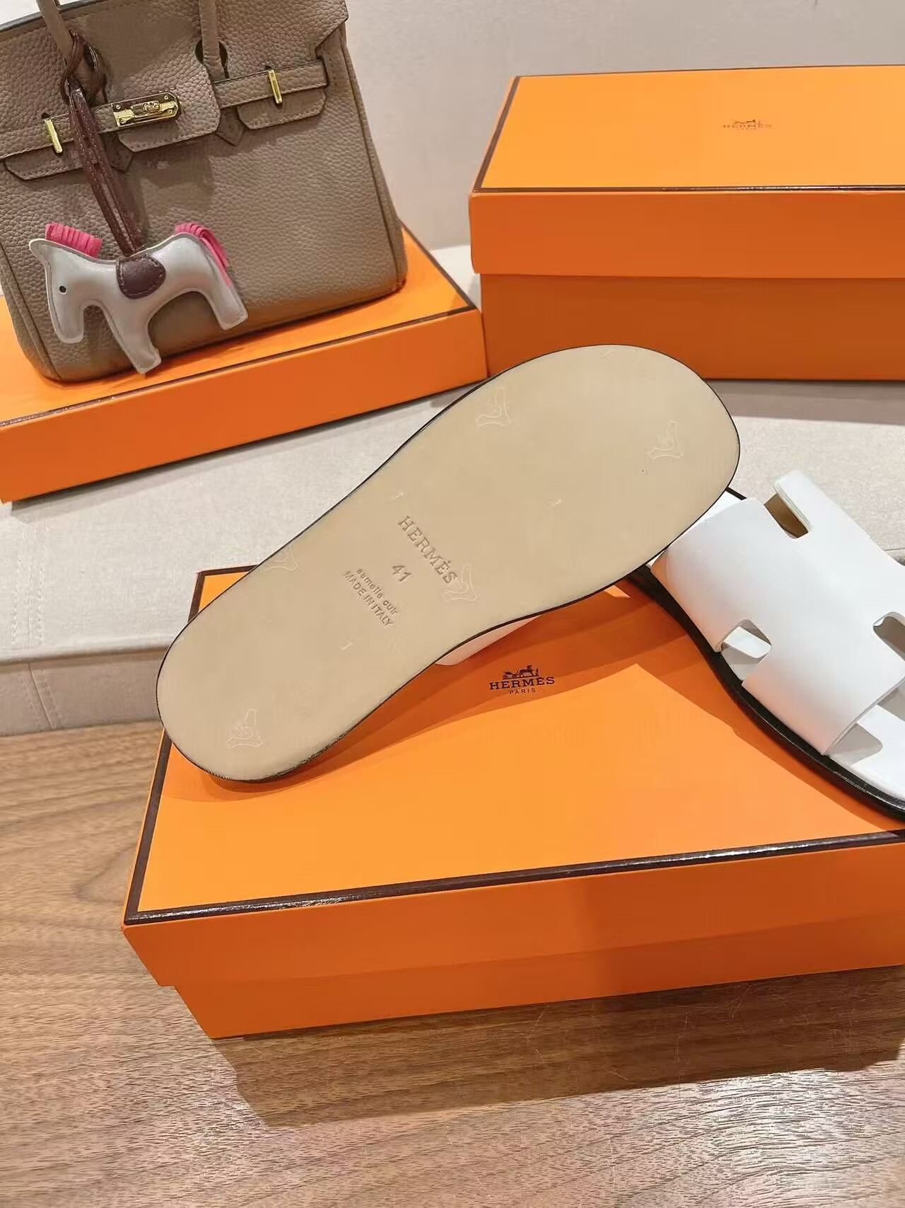 UA H**me5 Izmir sandal