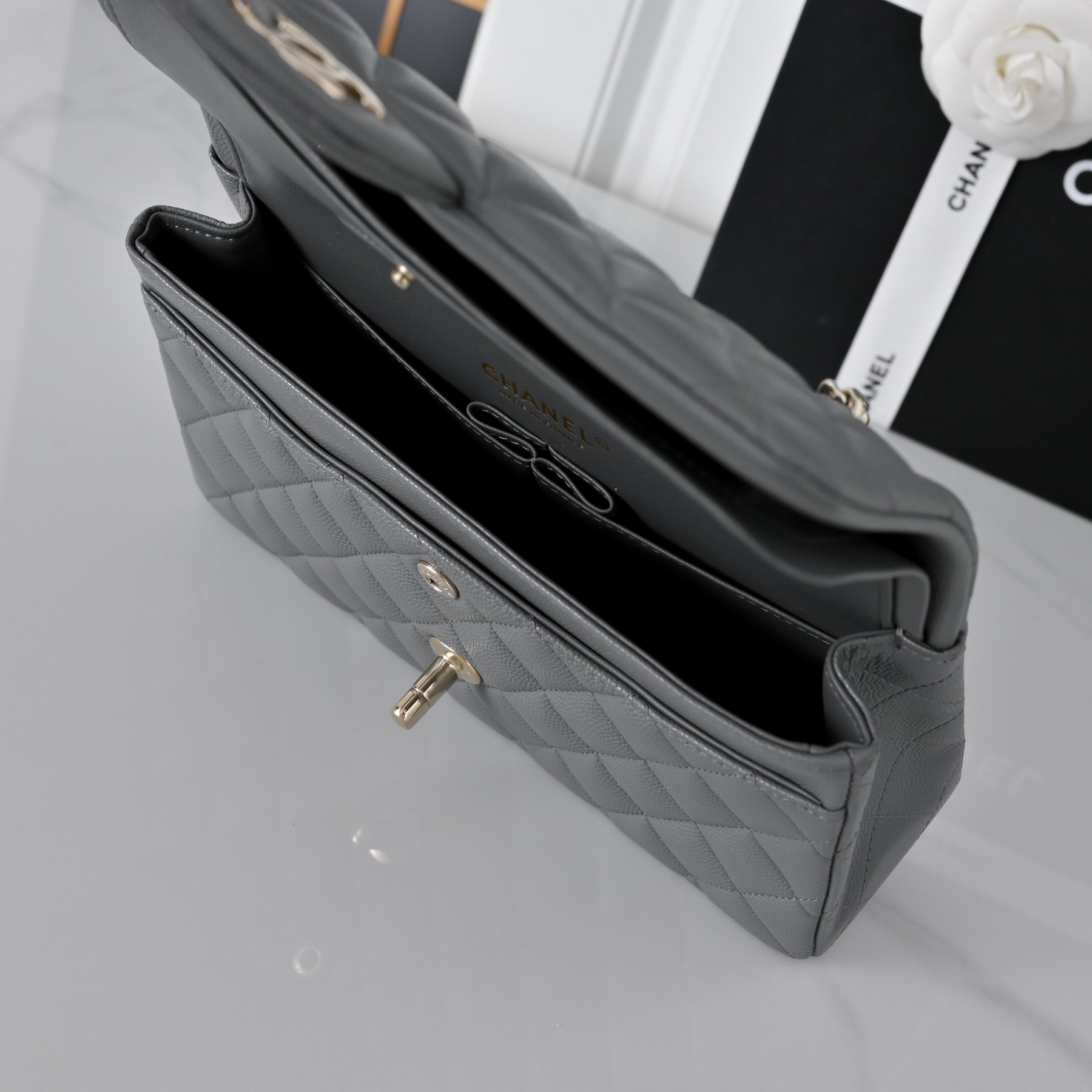 Chanel Classic Flap handbag caviar leather and light gold-tone metal hardware A01113 23x14.5x6cm