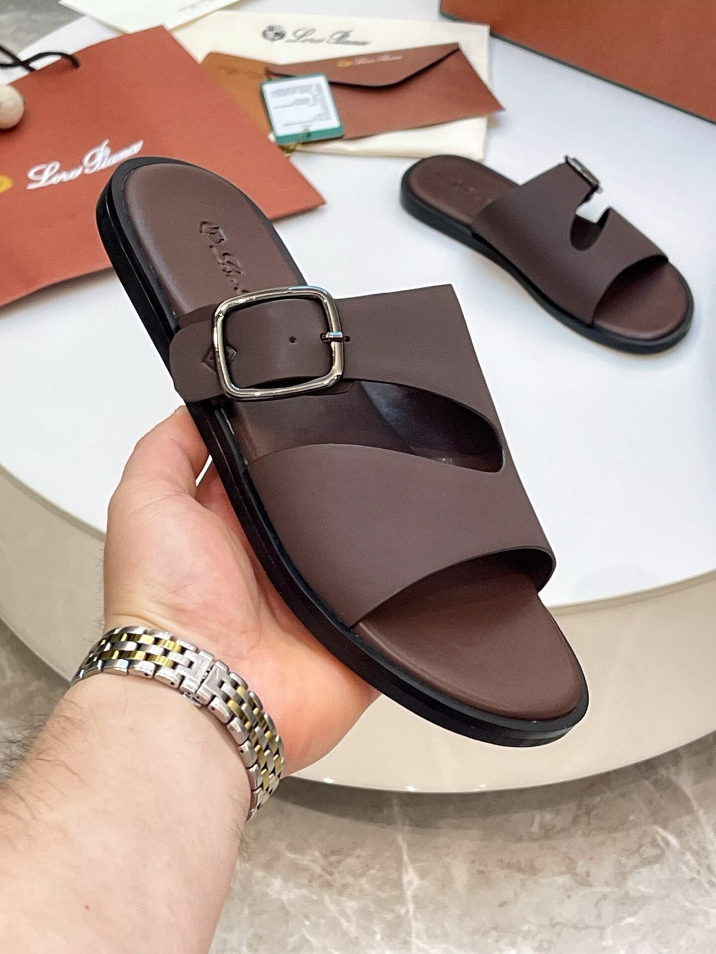 ua L0r0 P1ana sandals
