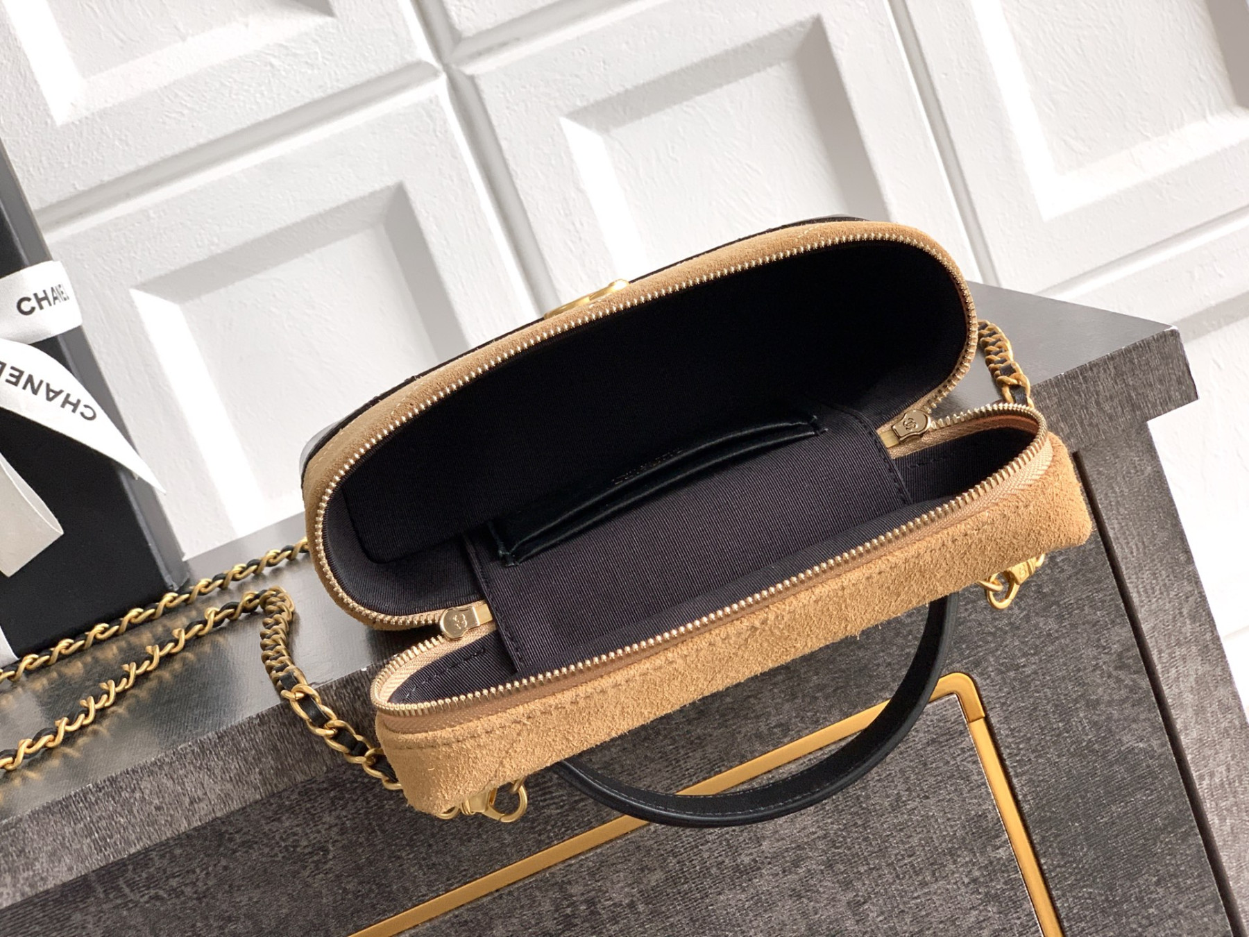 Chanel Vanity with Chain AP5186 17x19.5x5cm