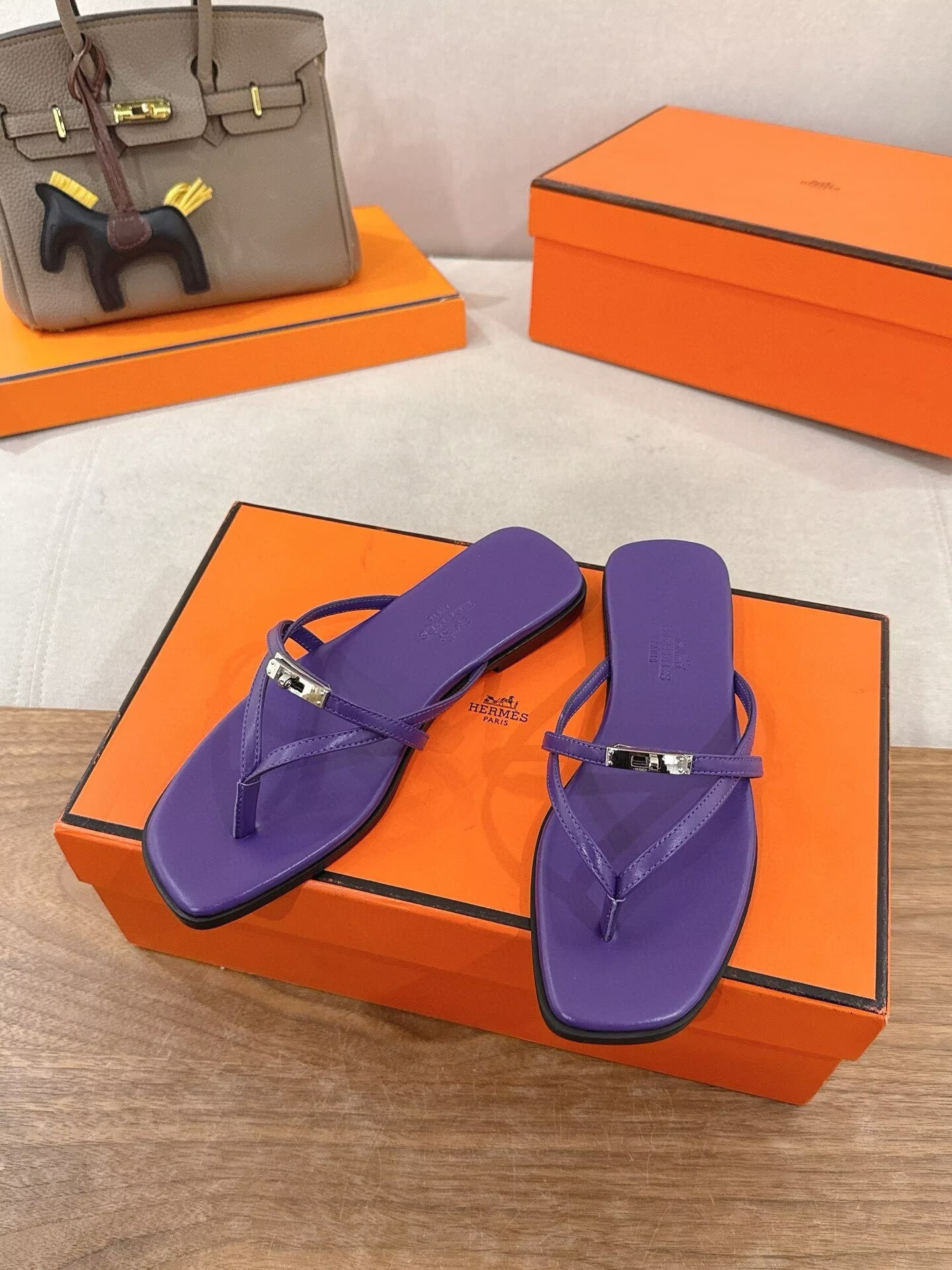 ua H**me5 miss sandals