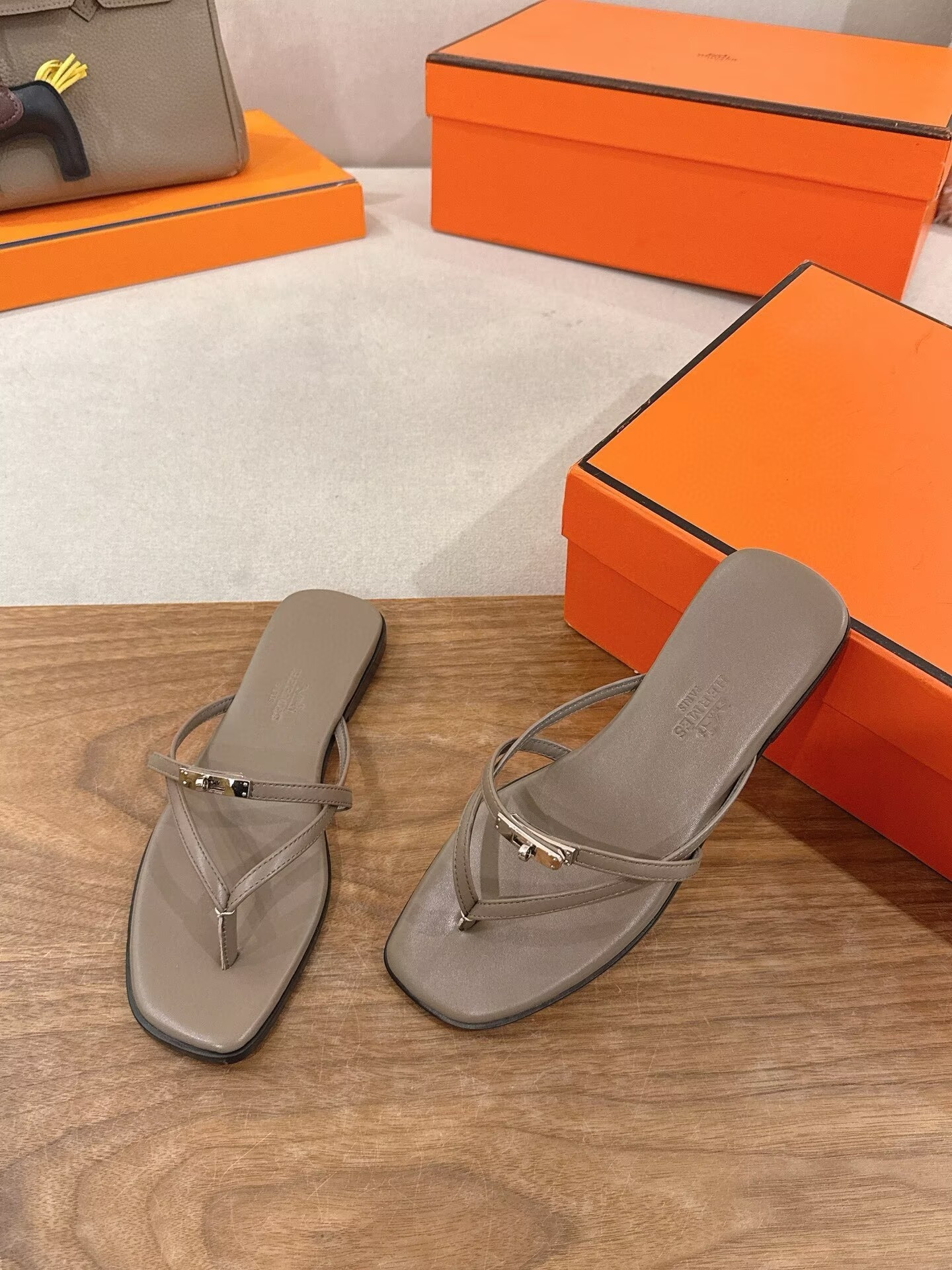 ua H**me5 miss sandals