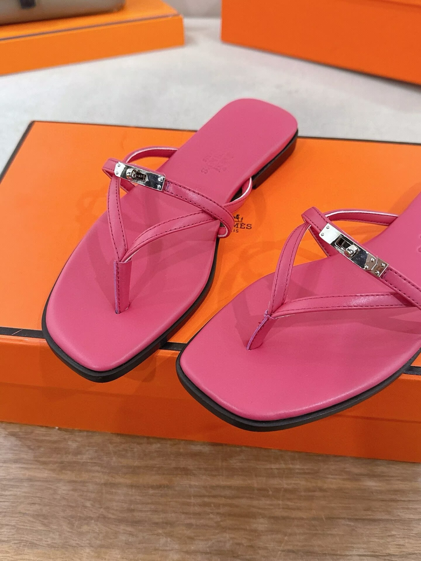 ua H**me5 miss sandals