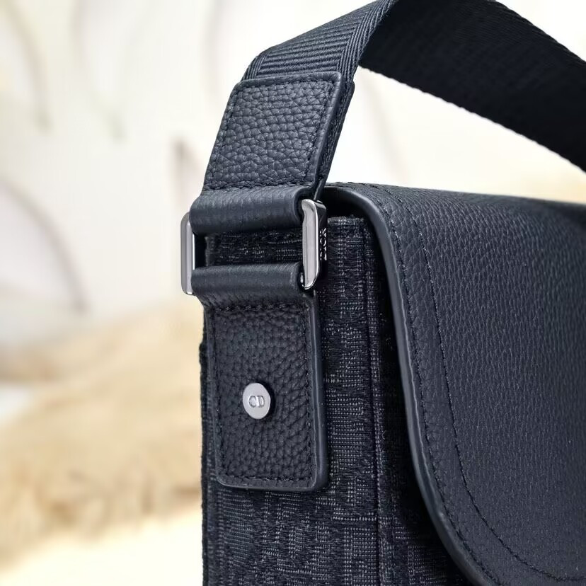 D10r Saddle Messenger Bag with Flap 23 x18 x6cm
