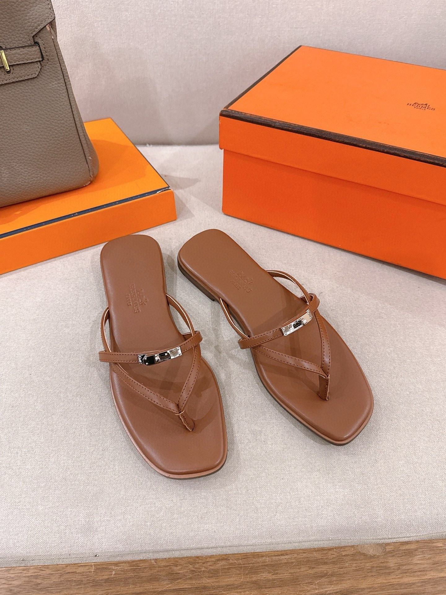 ua H**me5 miss sandals