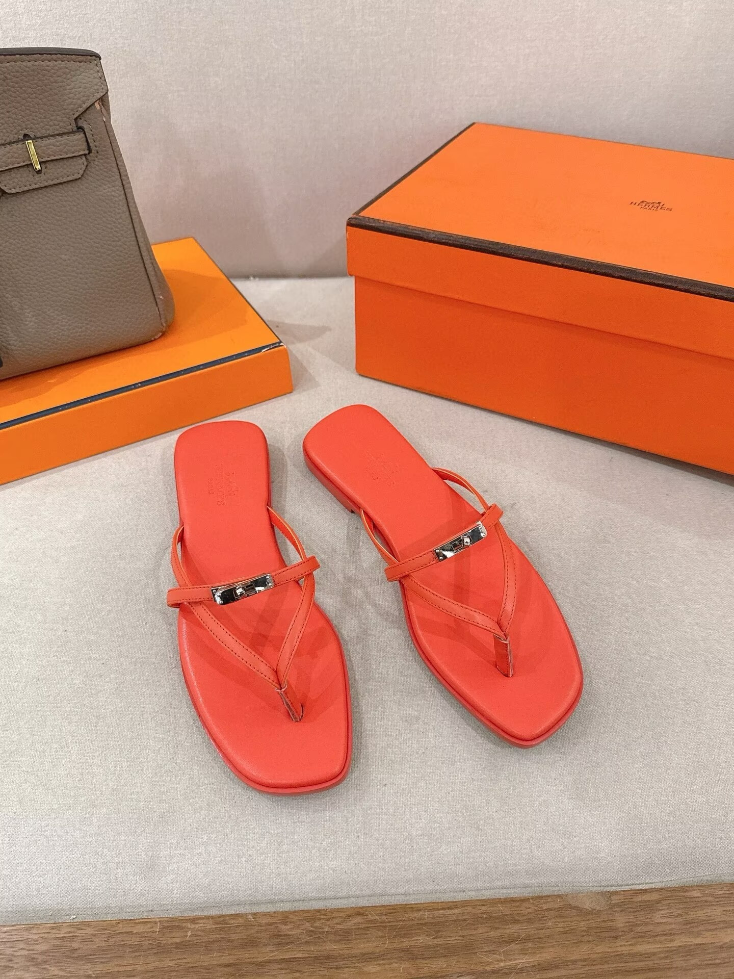 ua H**me5 miss sandals