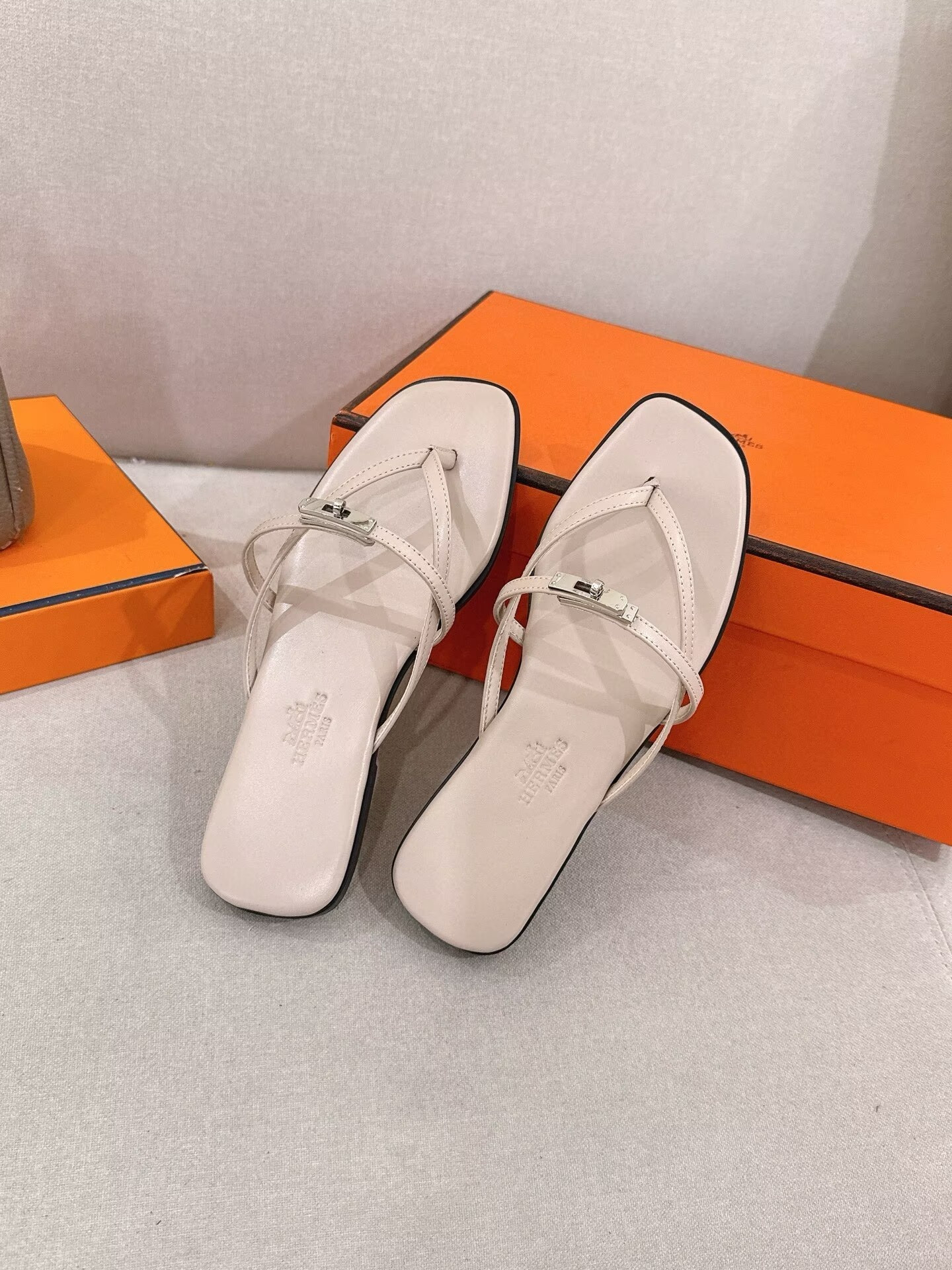 ua H**me5 miss sandals
