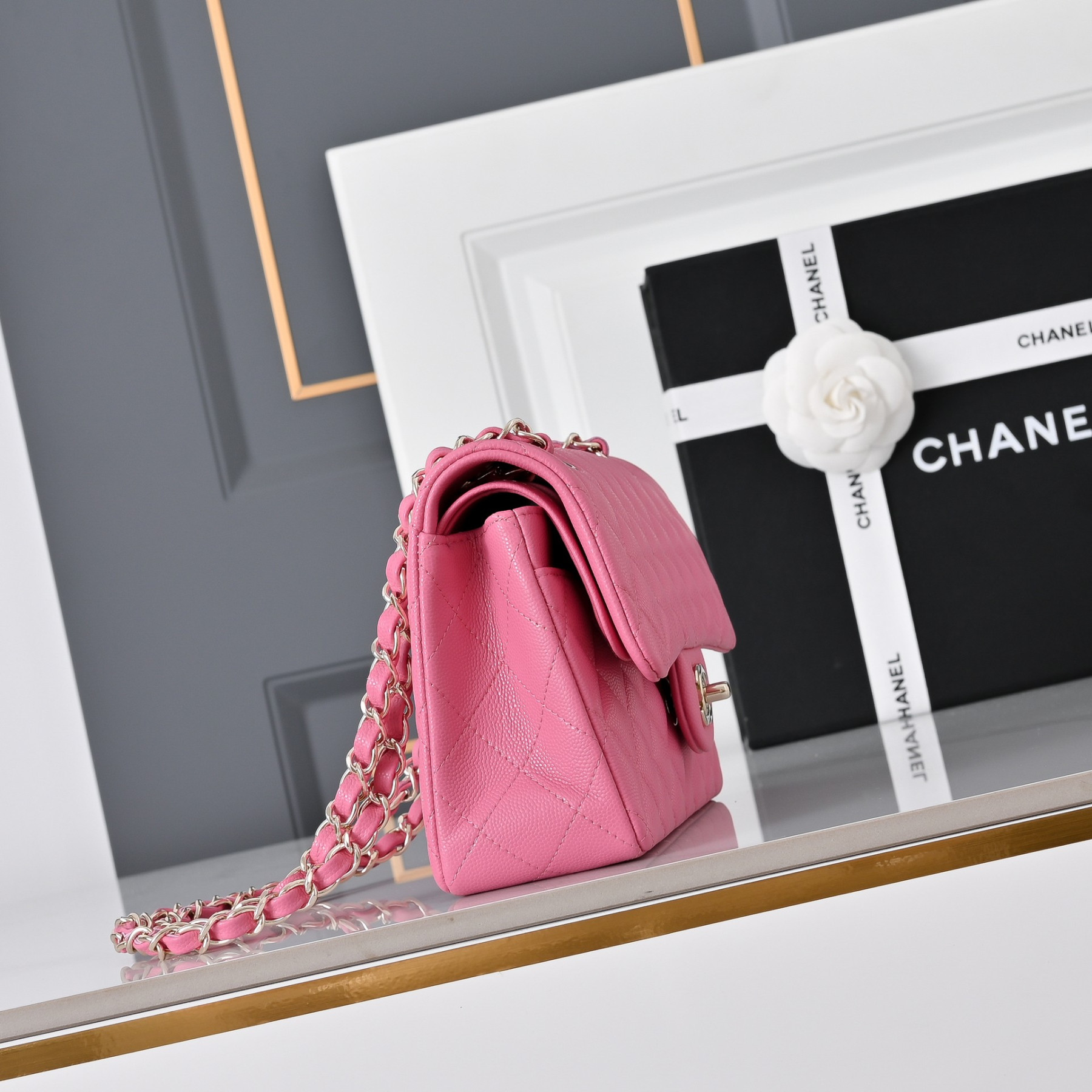 Chanel Classic Flap handbag Rose with light gold hardware and caviar leather A01113 23x14.5x6cm