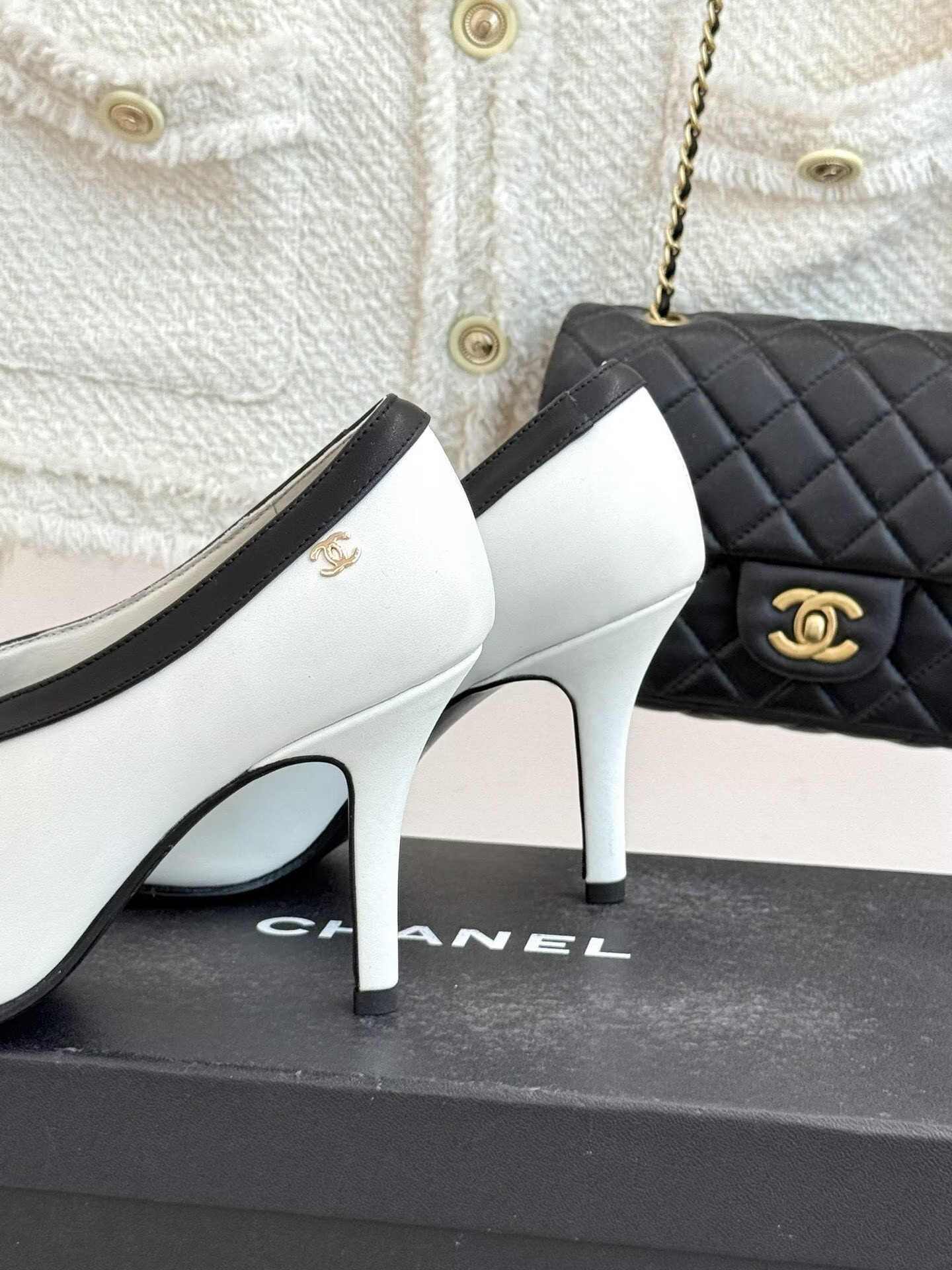 ua Ch**el pumps