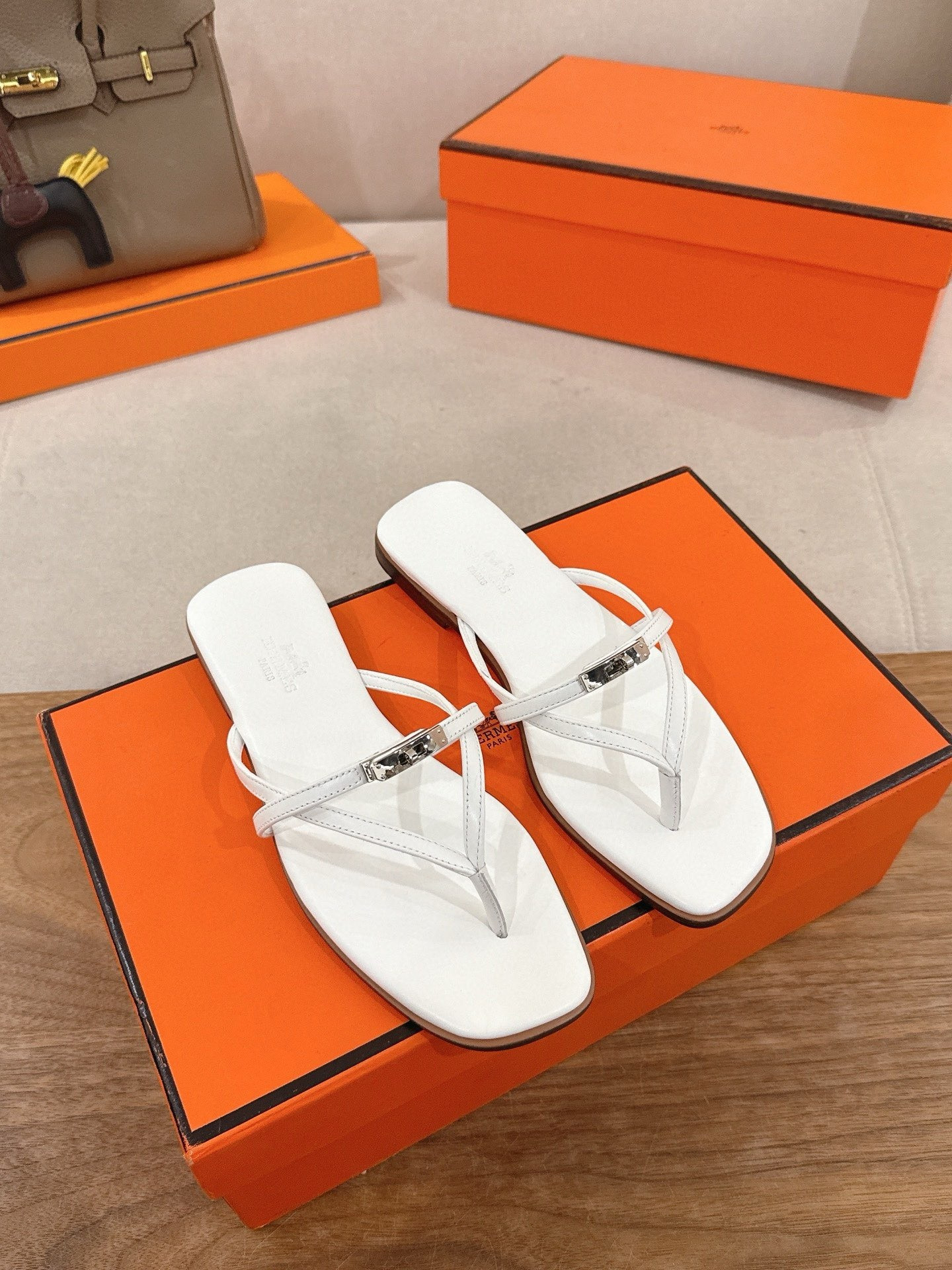 ua H**me5 miss sandals