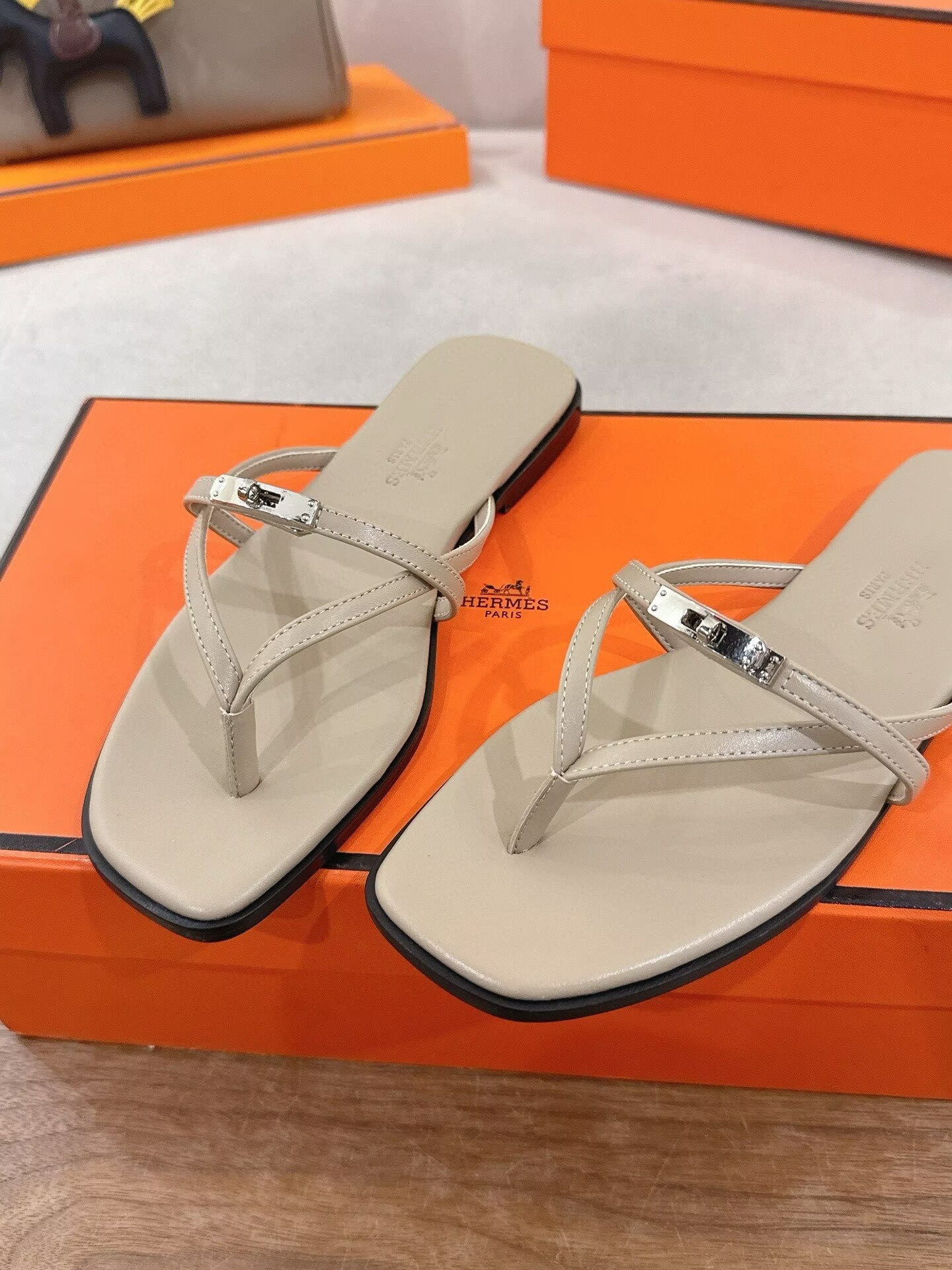 ua H**me5 miss sandals