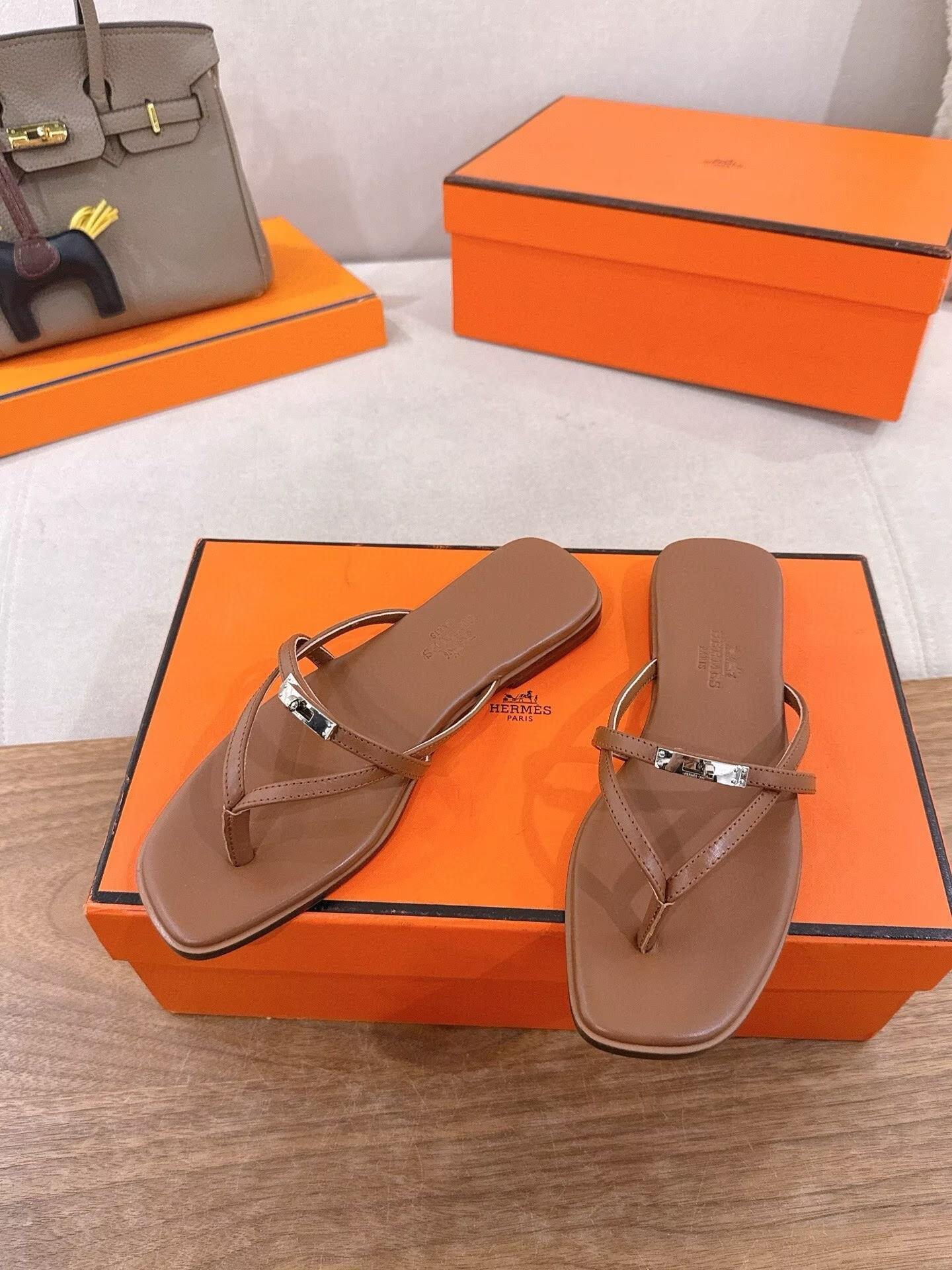 ua H**me5 miss sandals