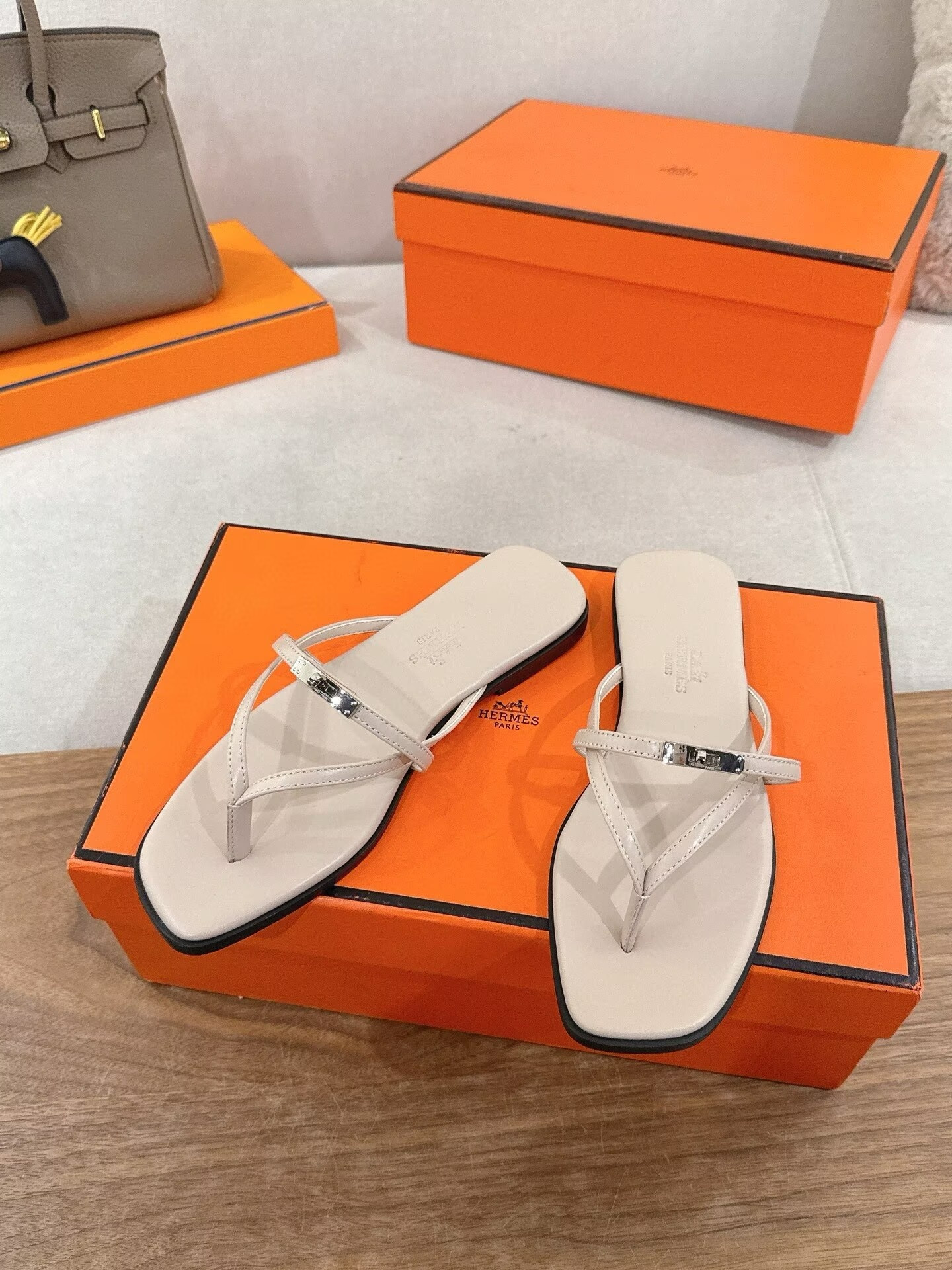 ua H**me5 miss sandals