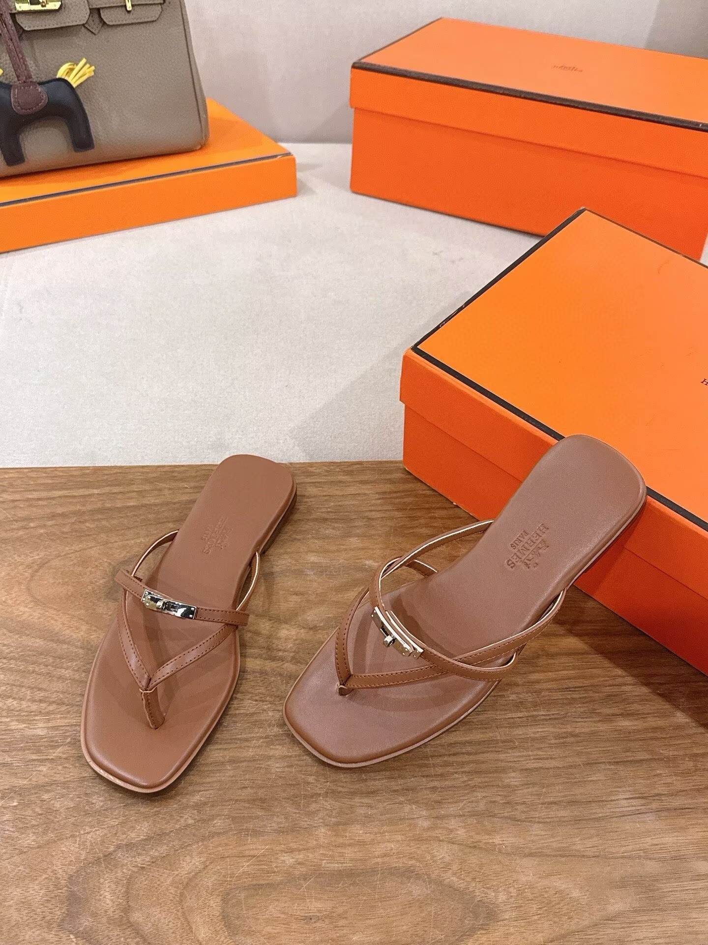 ua H**me5 miss sandals