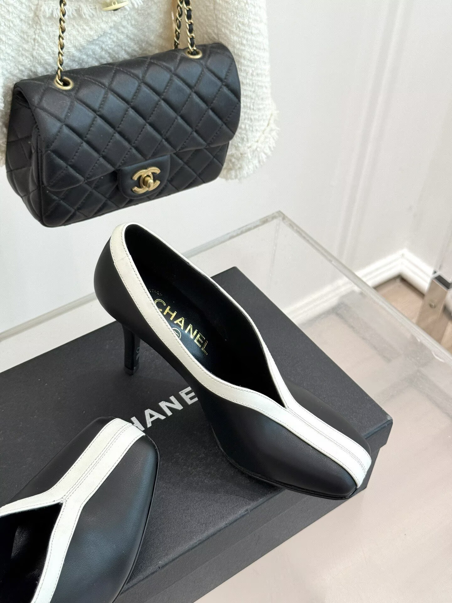 ua Ch**el pumps