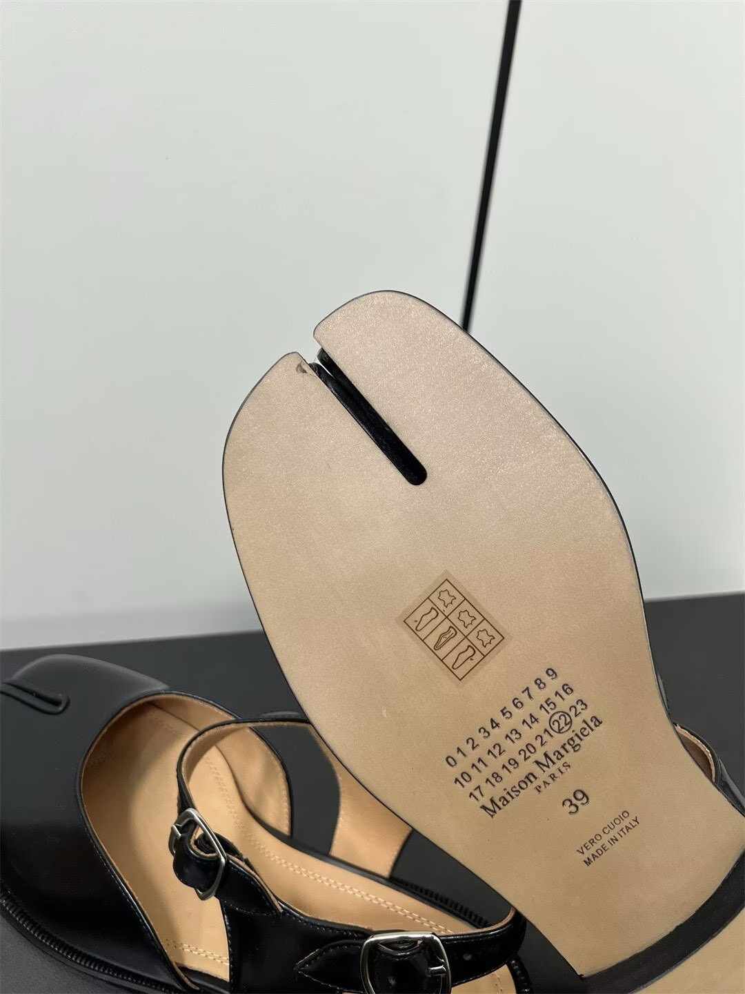 ua ma1s0n Marg*e1a tabi sandals