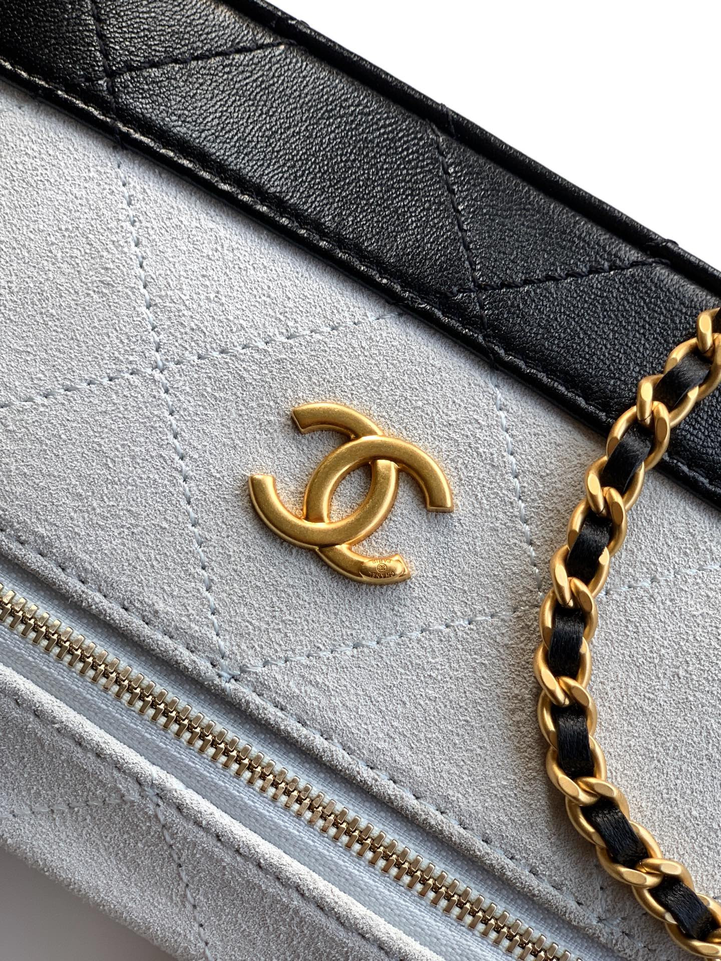 Chanel Vanity with Chain AP5186 17x19.5x5cm