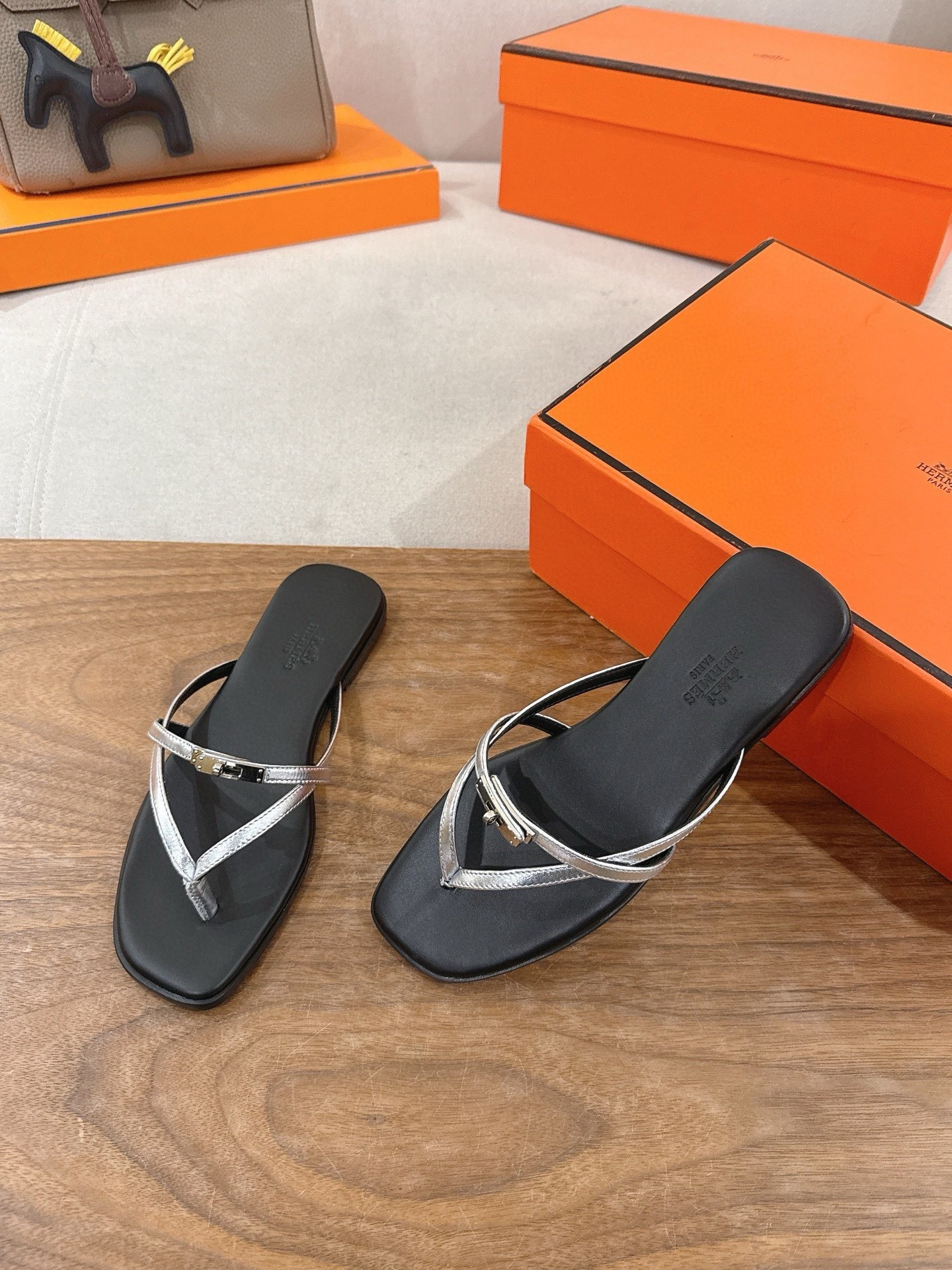 ua H**me5 miss sandals