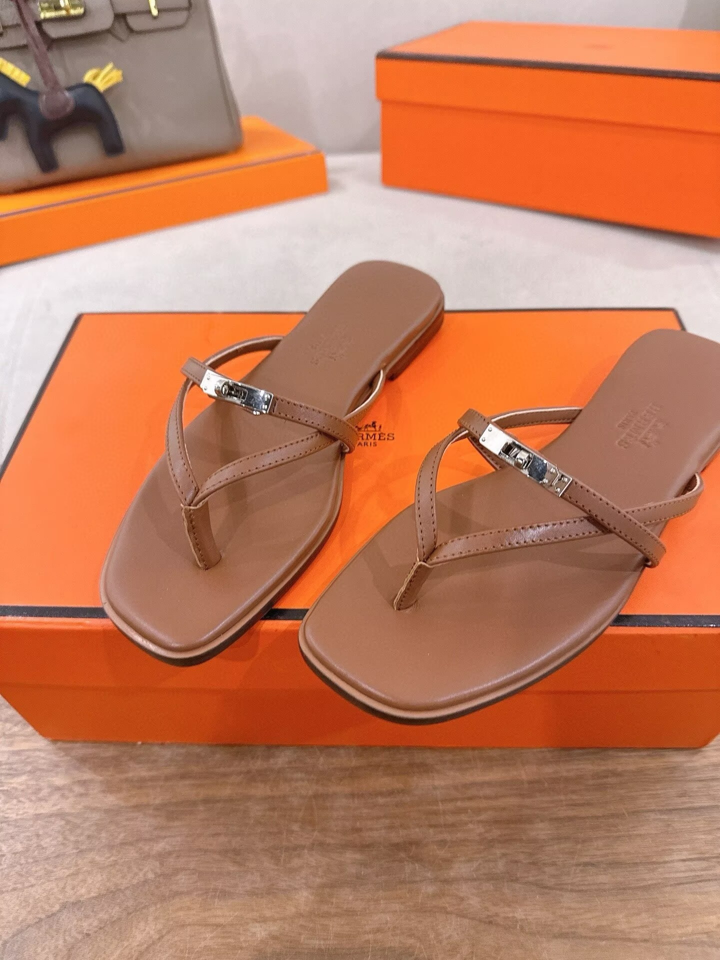ua H**me5 miss sandals