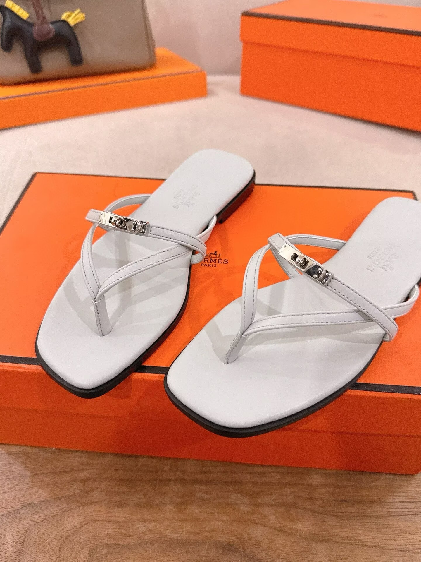 ua H**me5 miss sandals
