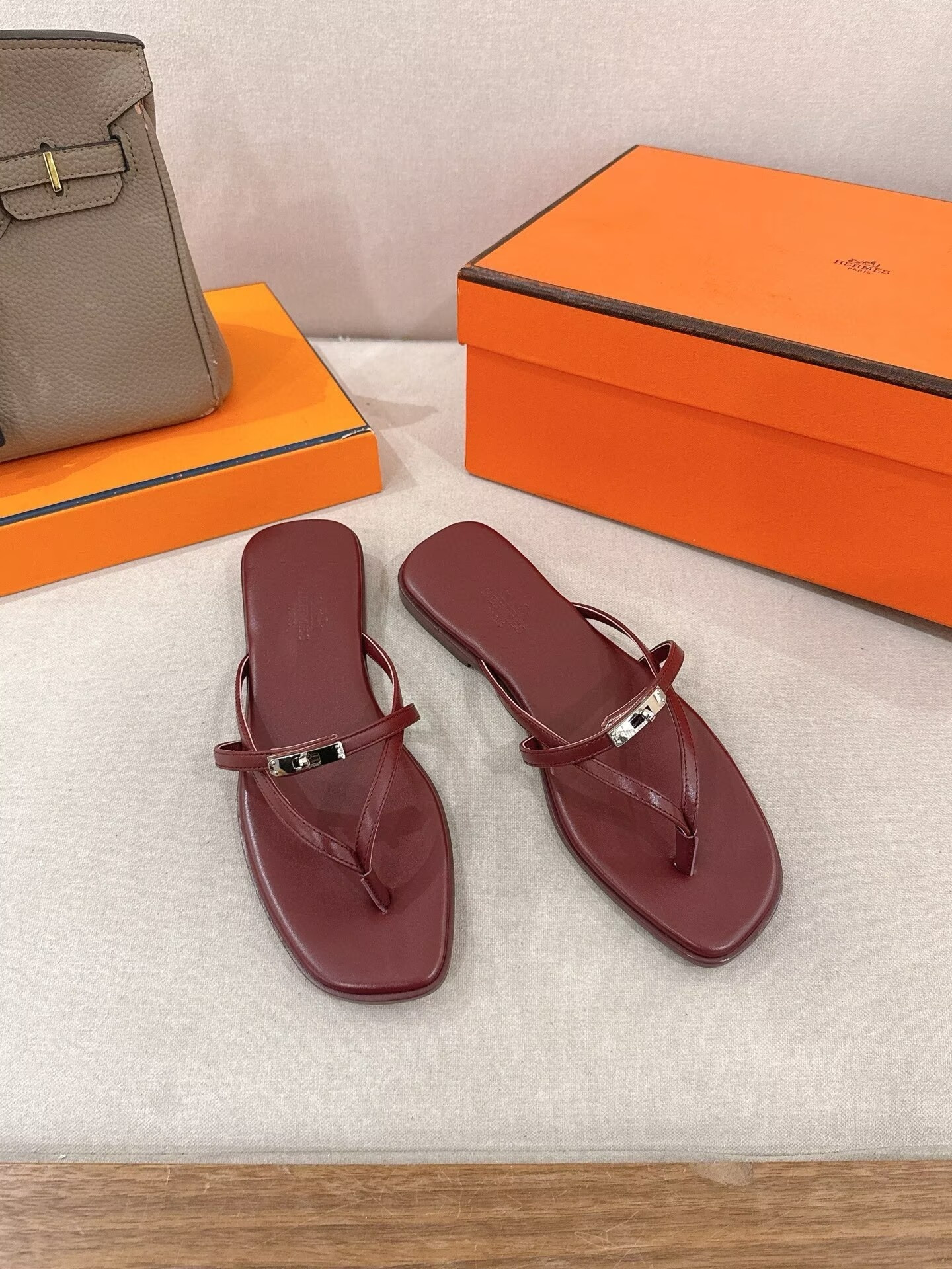 ua H**me5 miss sandals