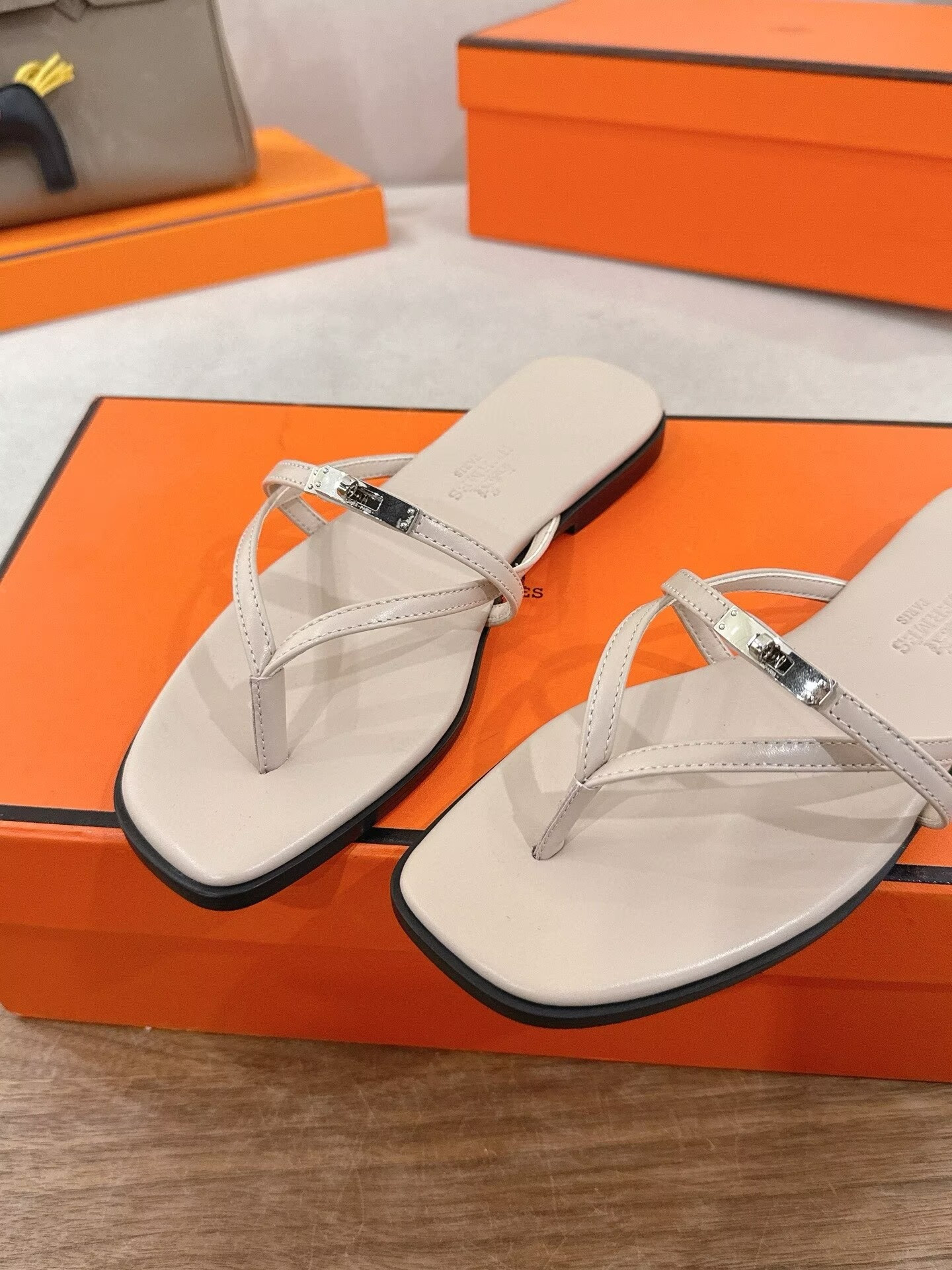 ua H**me5 miss sandals