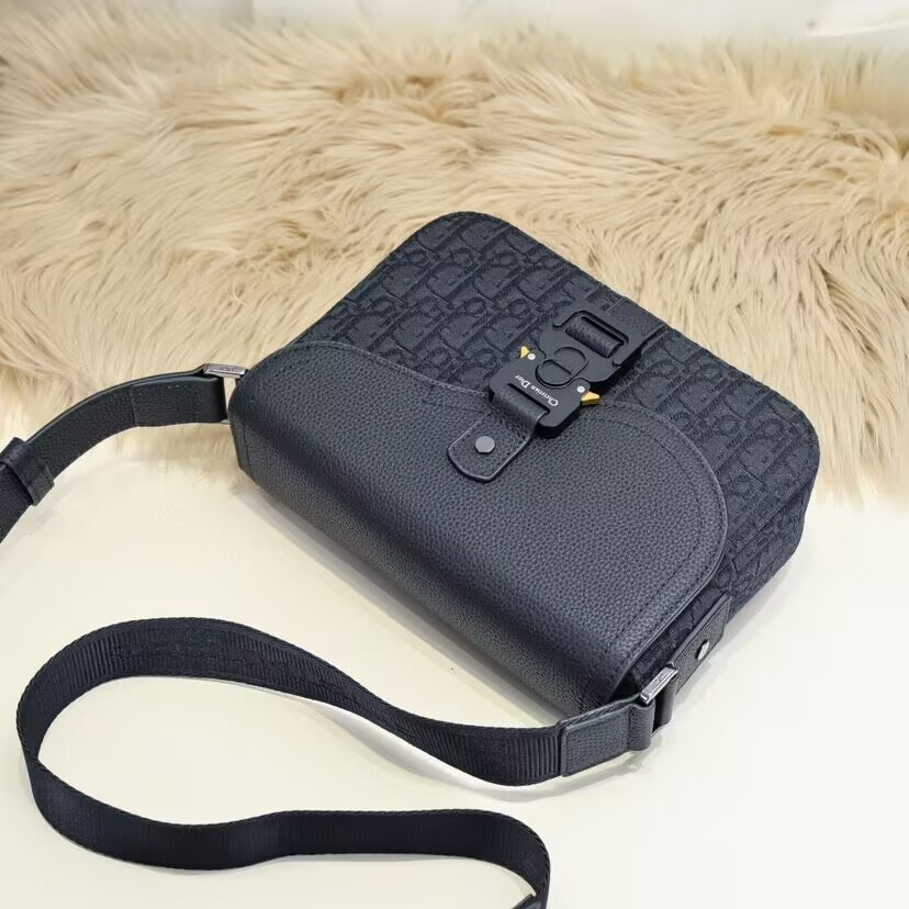 D10r Saddle Messenger Bag with Flap 23 x18 x6cm