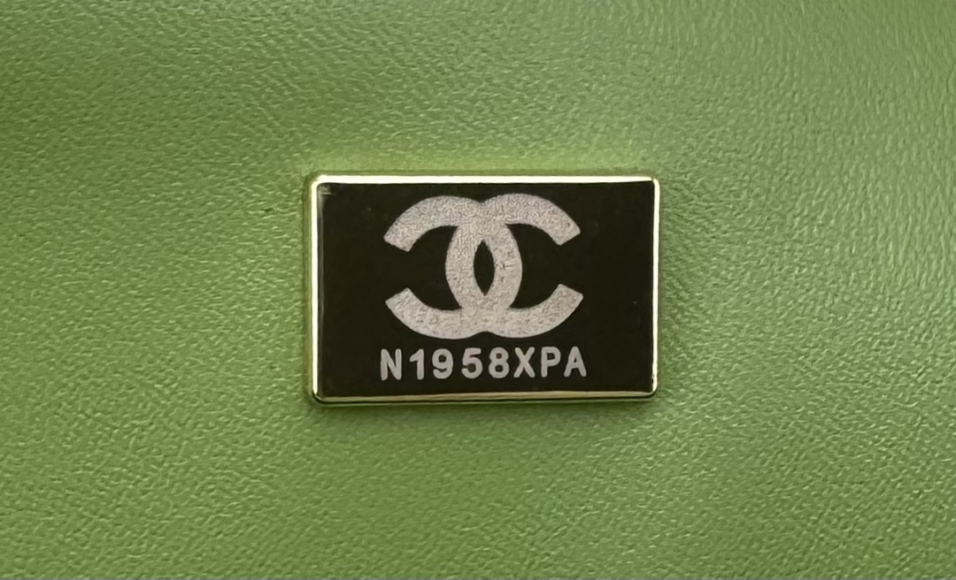 Ch**el MINI CLASSIC 11.12 HANDBAG 20 12 × 20 × 6 cm
