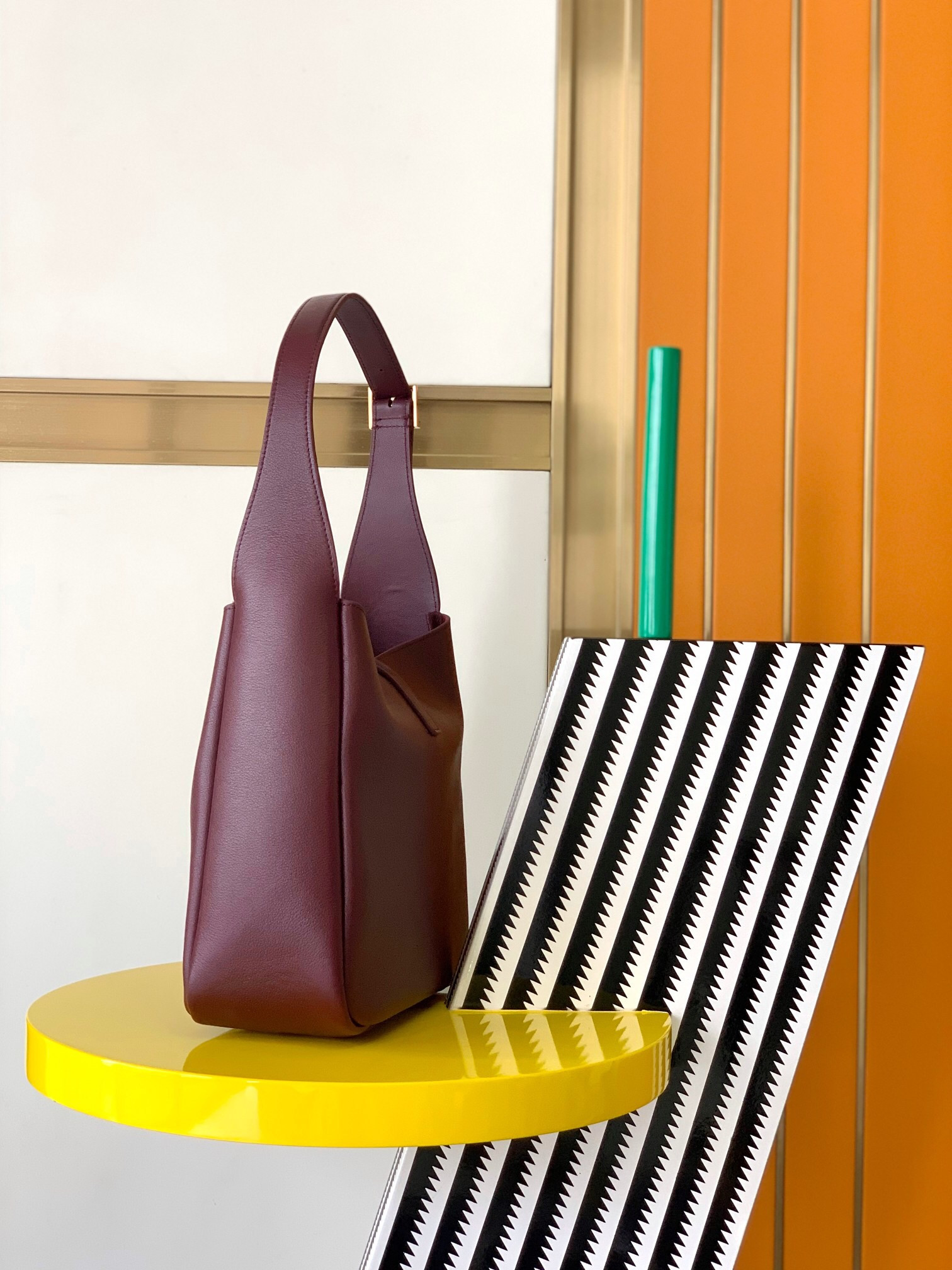 Y51 LE 5 À 7 S*pPLE SMALL IN GRAINED LEATHER 23 x 22 x 8.5 cm