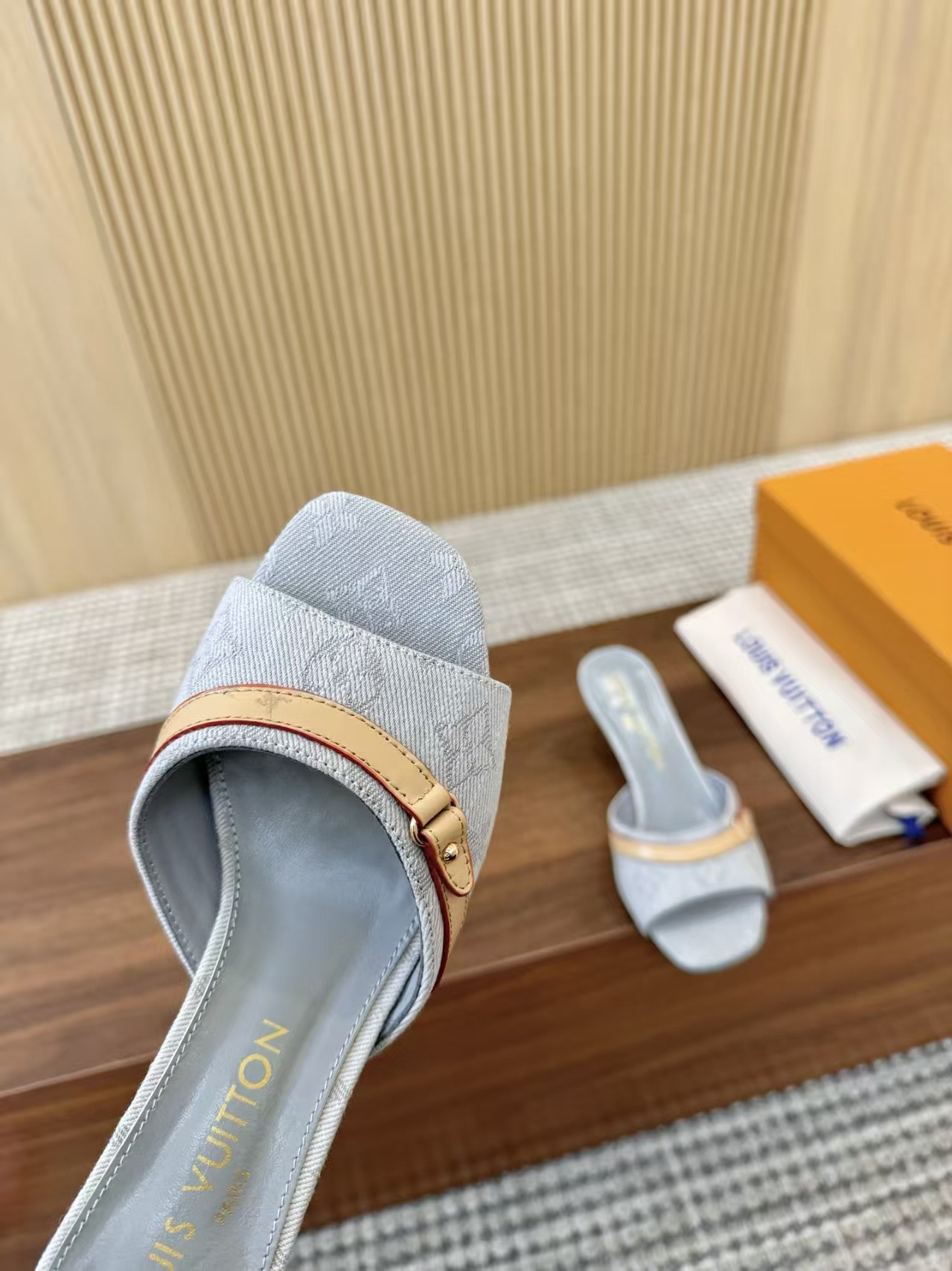 UA LV 6AM Mule