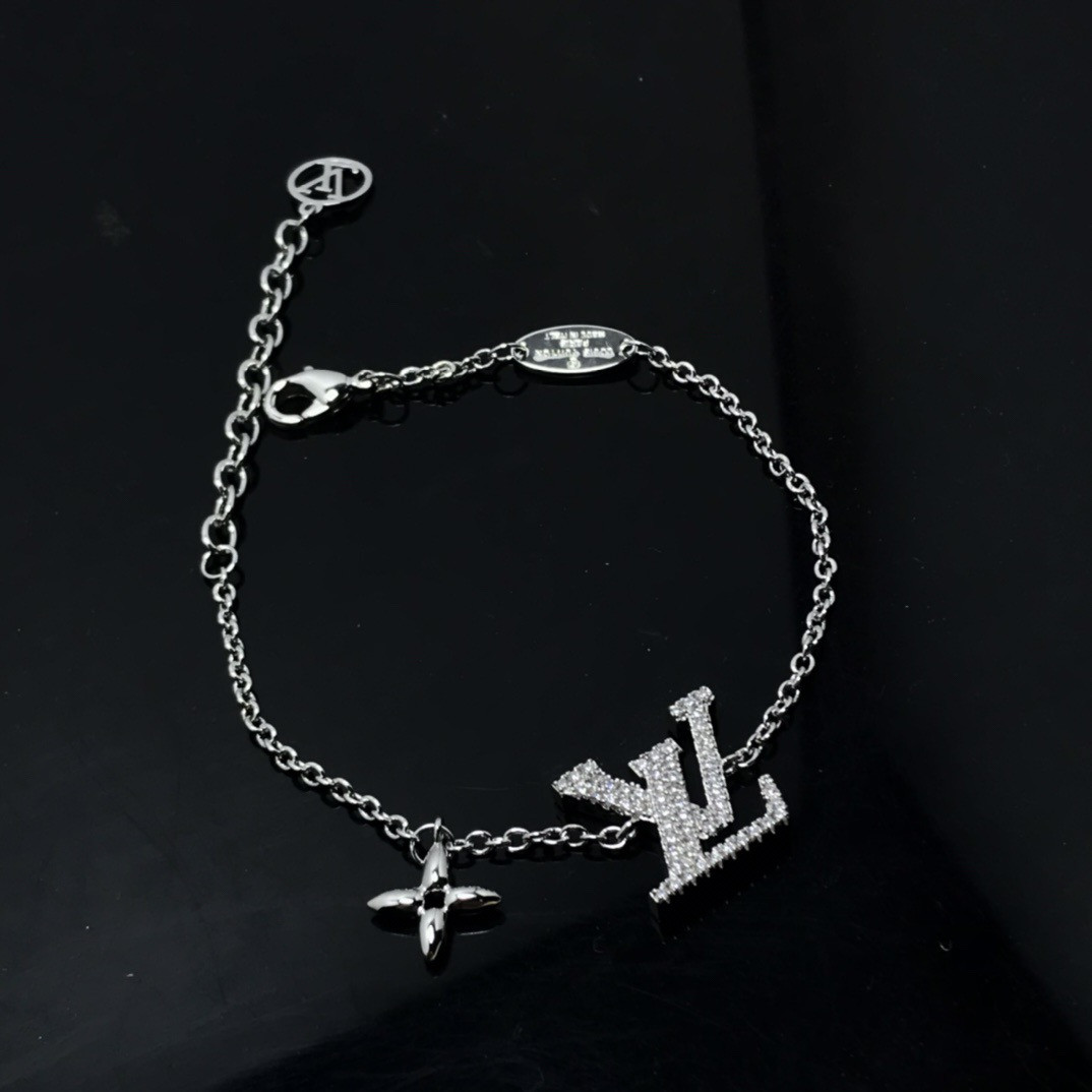 l0vis Vvtt0n bracelet approximately 17cm
