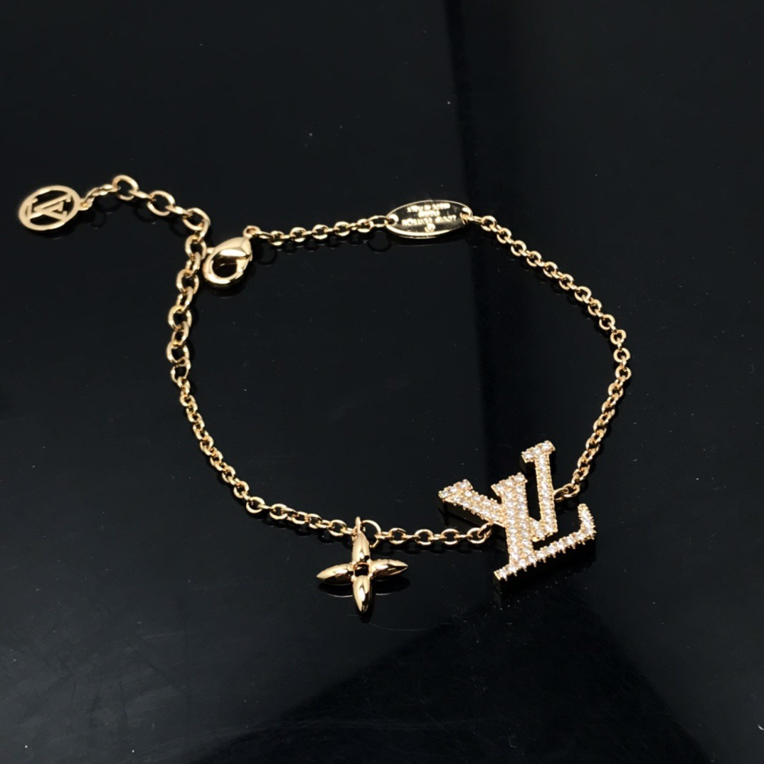 l0vis Vvtt0n bracelet approximately 17cm
