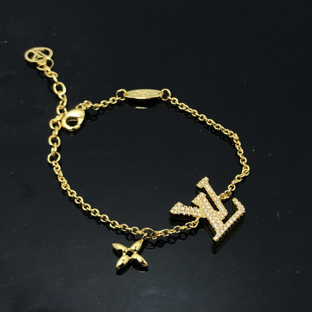 l0vis Vvtt0n bracelet approximately 17cm