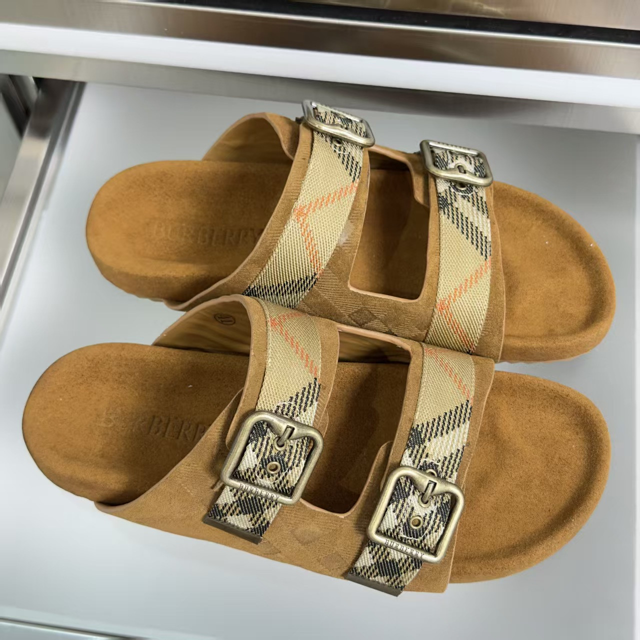 ua Bv*b*rry urchin sandals