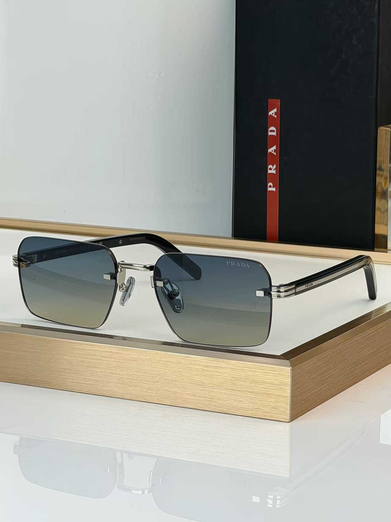 Pra*a glasses