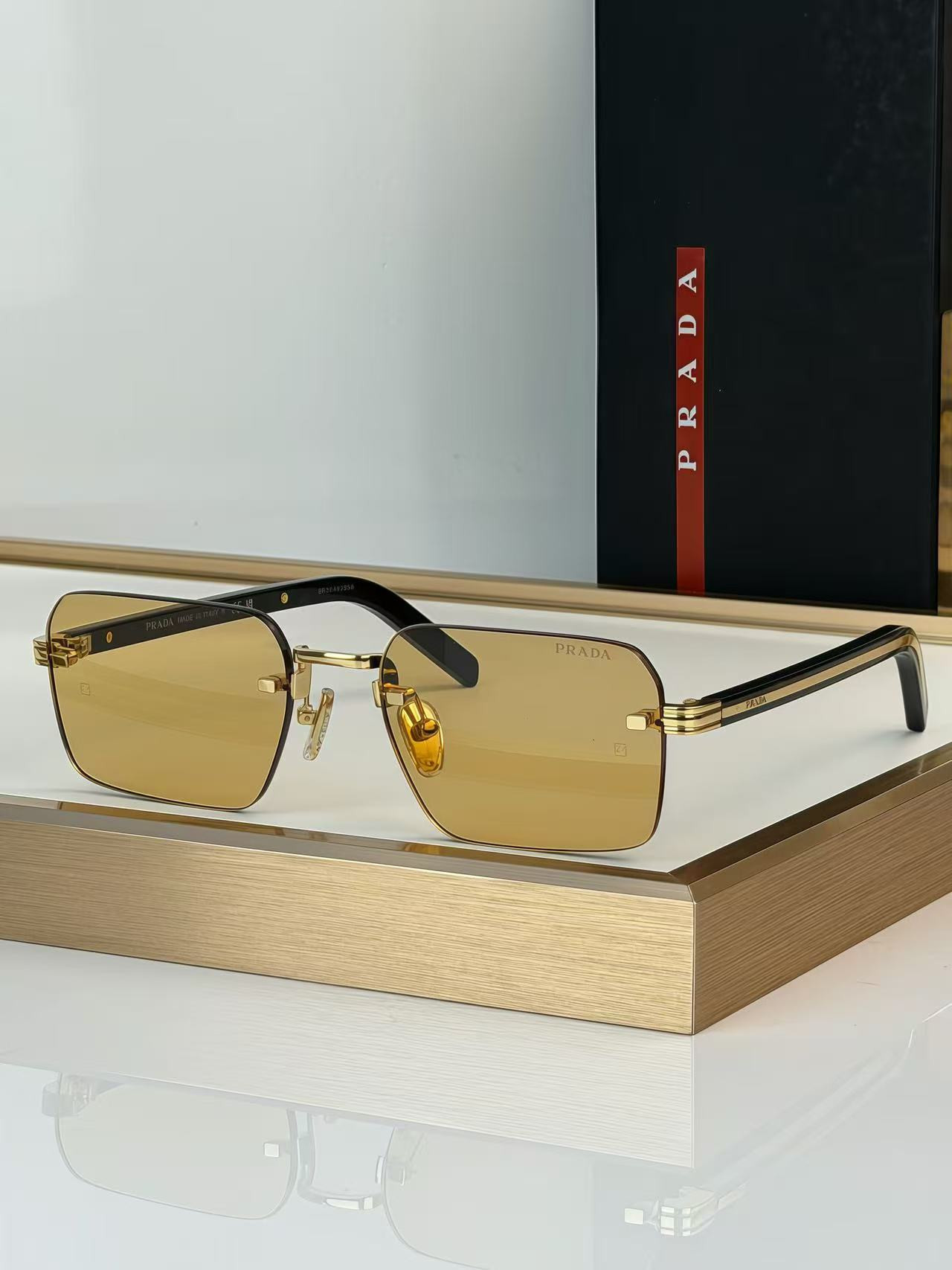 Pra*a glasses
