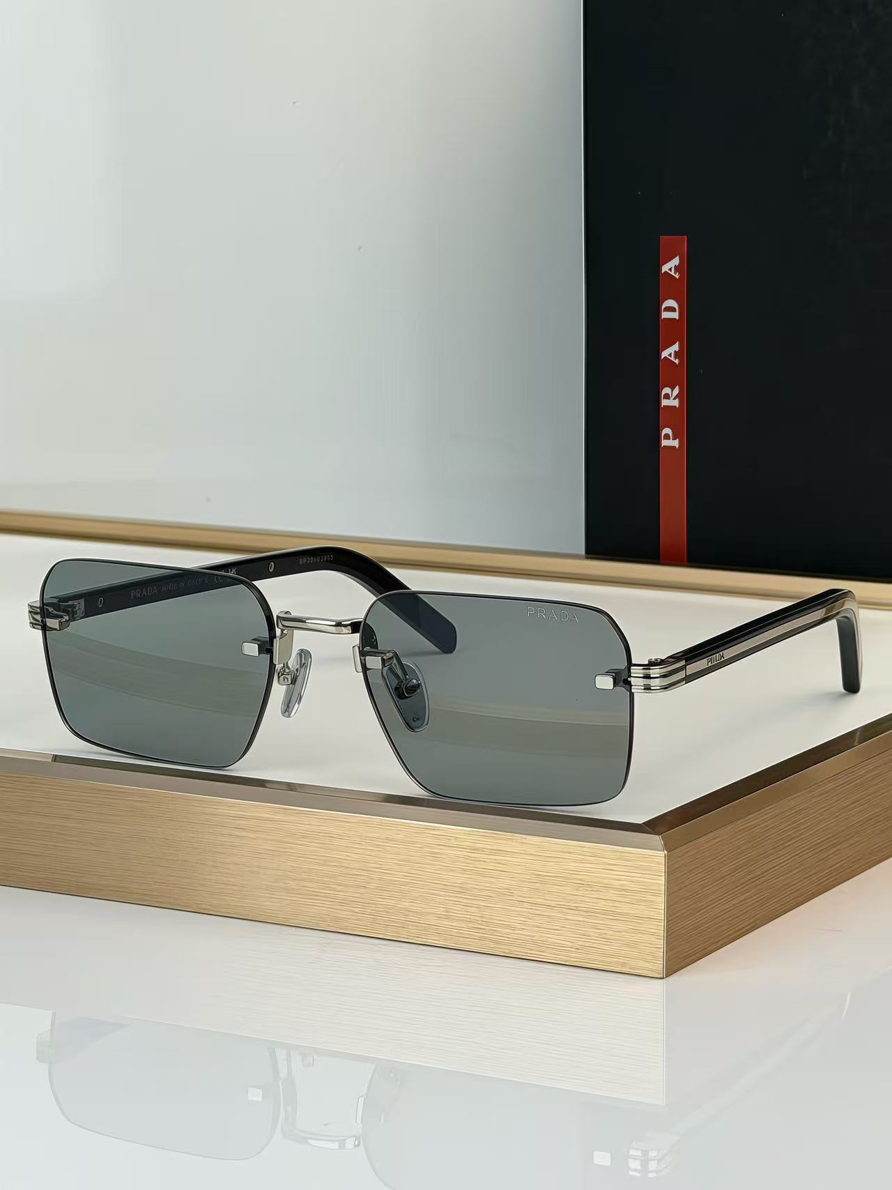 Pra*a glasses