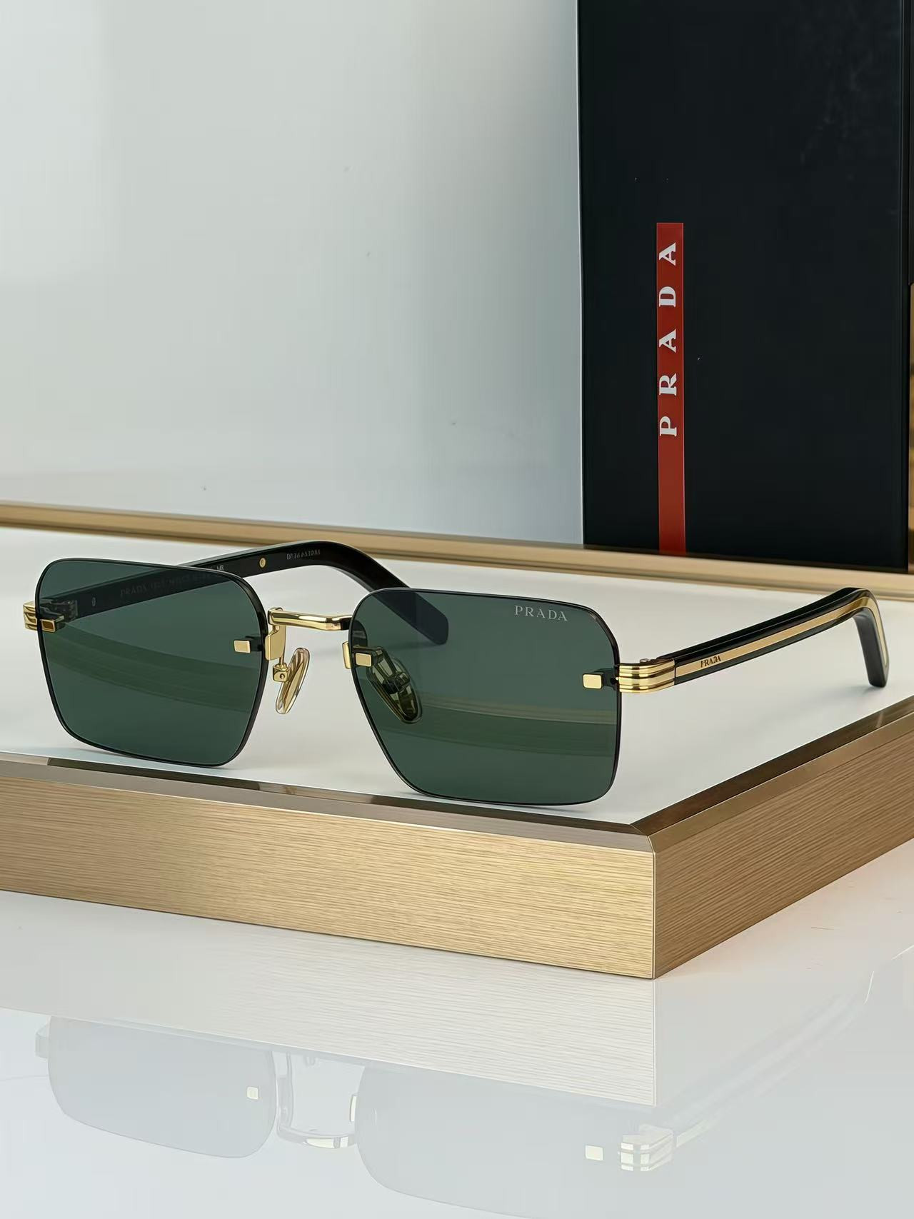 Pra*a glasses