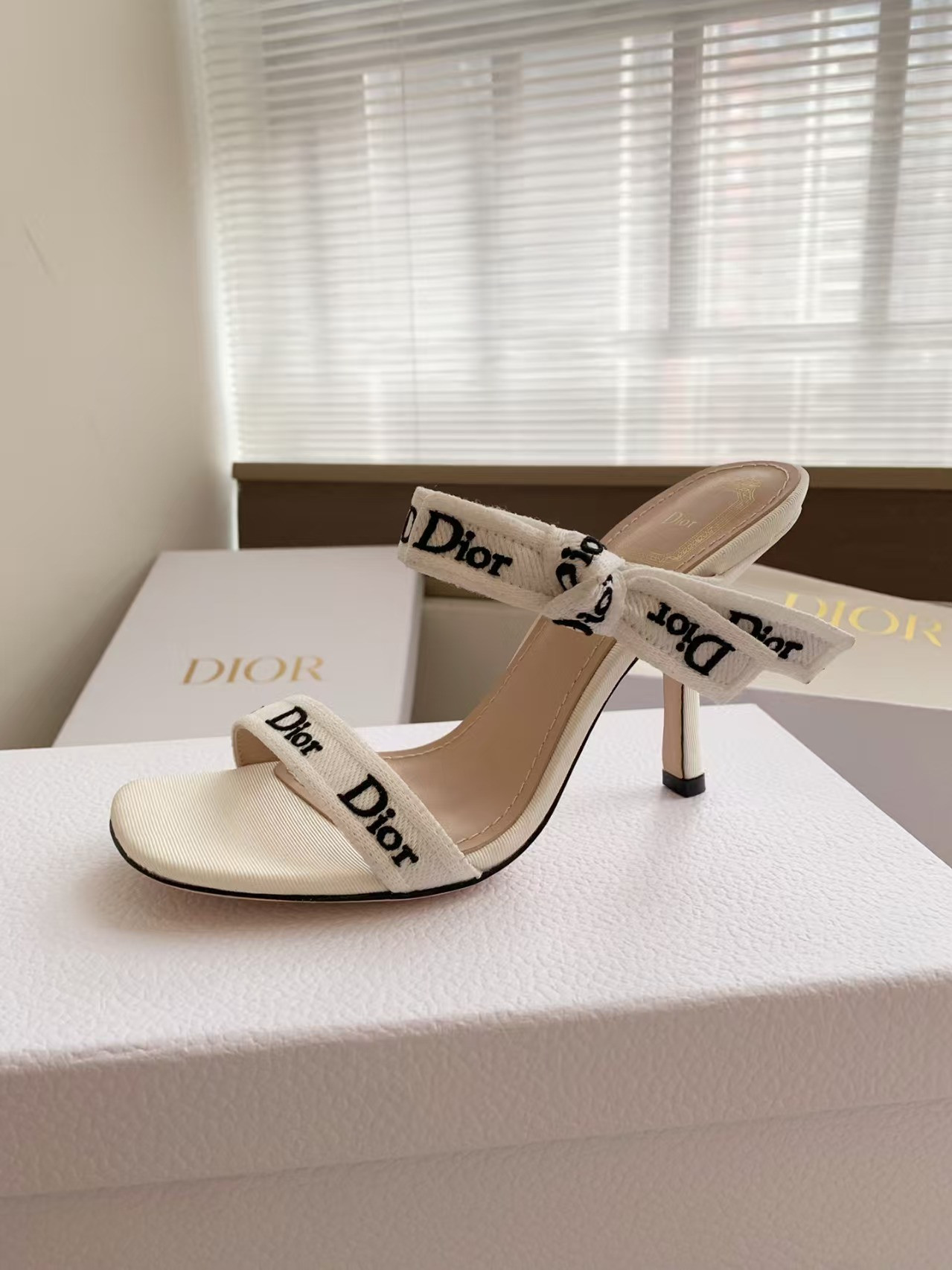 ua D10r heeled sandal