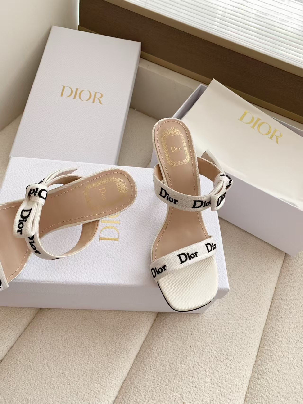 ua D10r heeled sandal