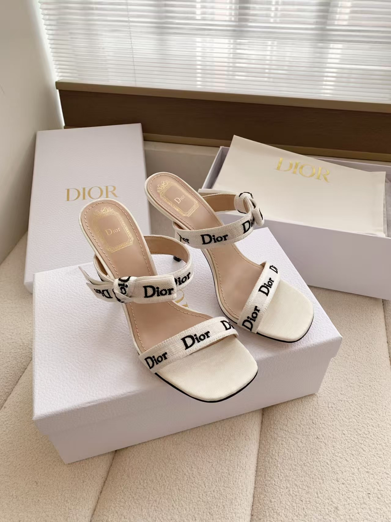 ua D10r heeled sandal