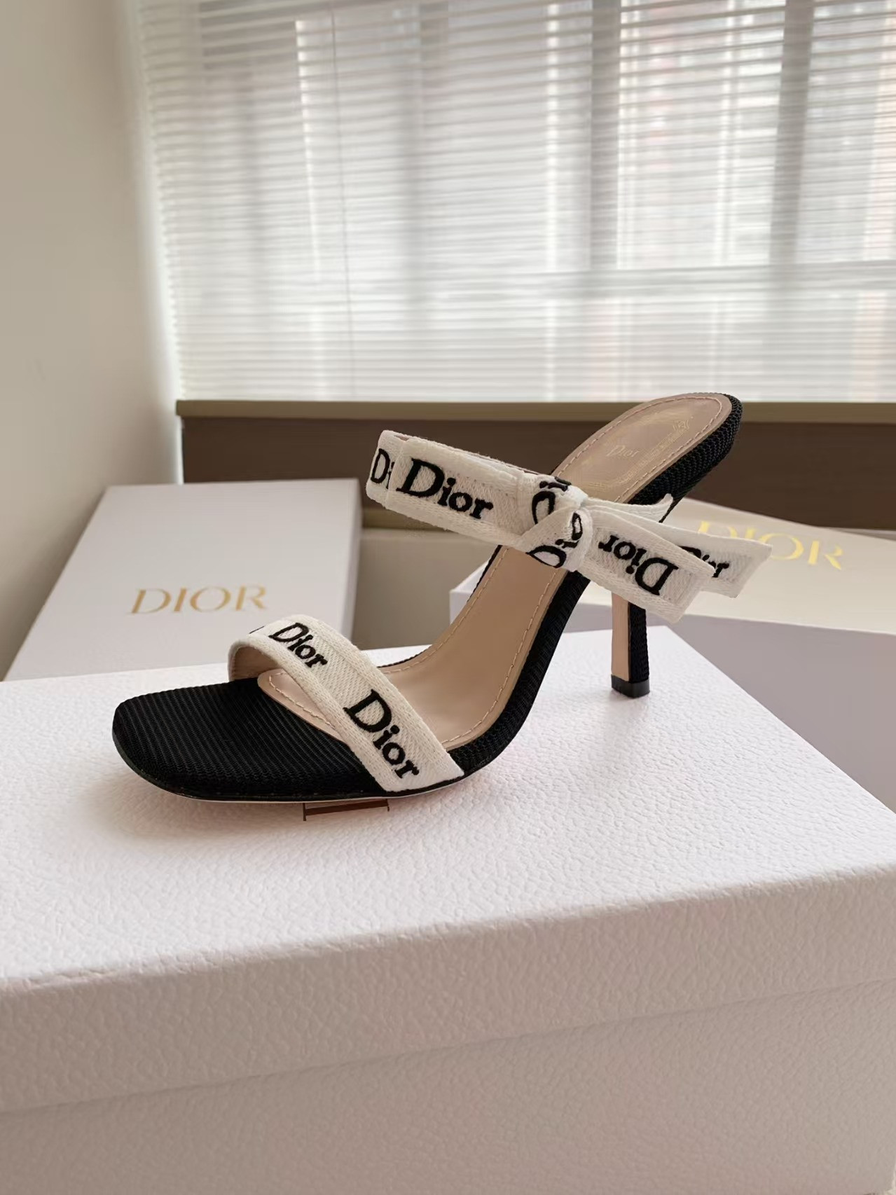ua D10r heeled sandal