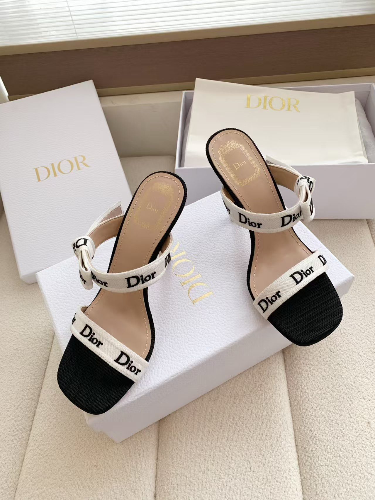 ua D10r heeled sandal