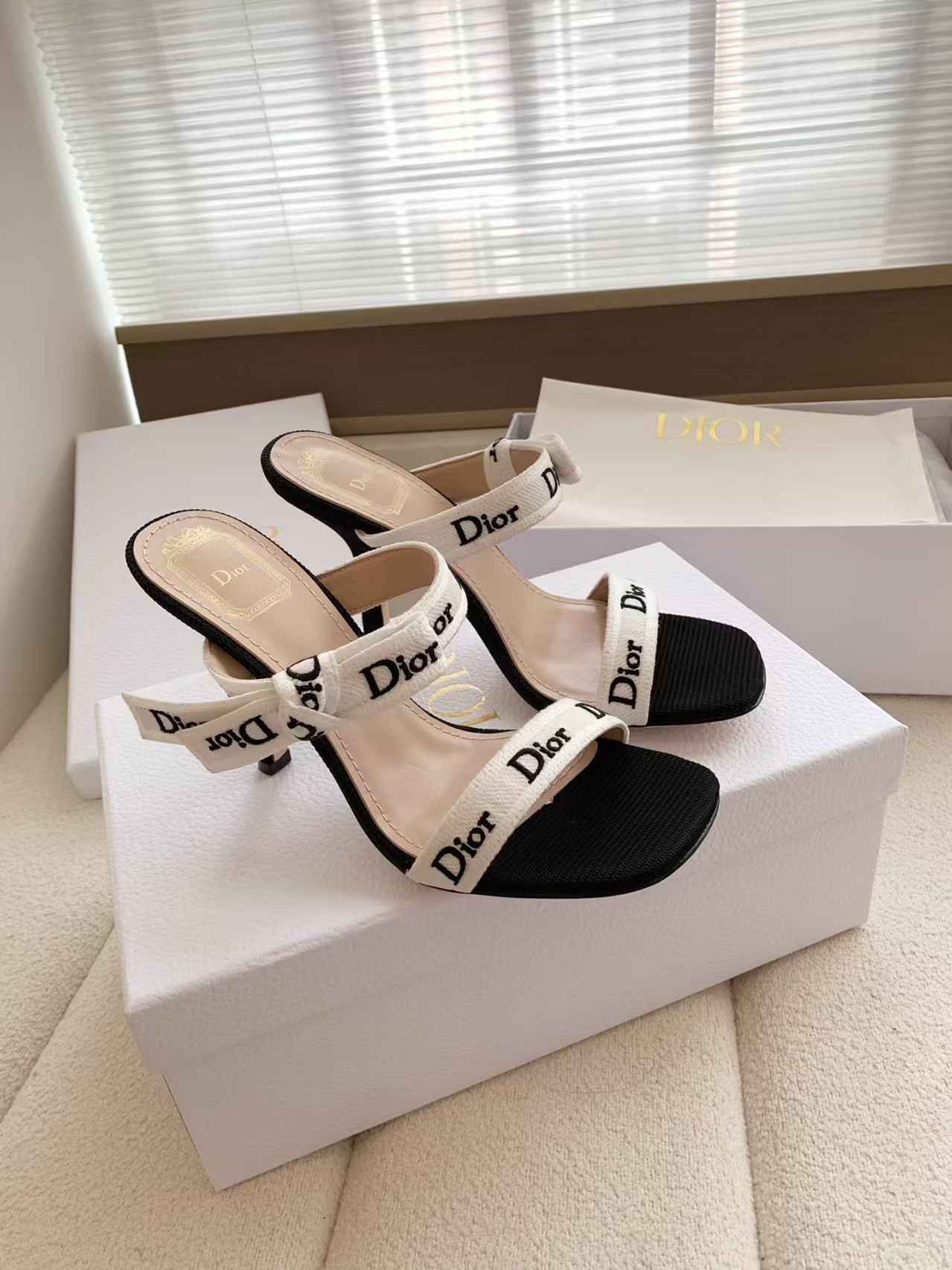 ua D10r heeled sandal