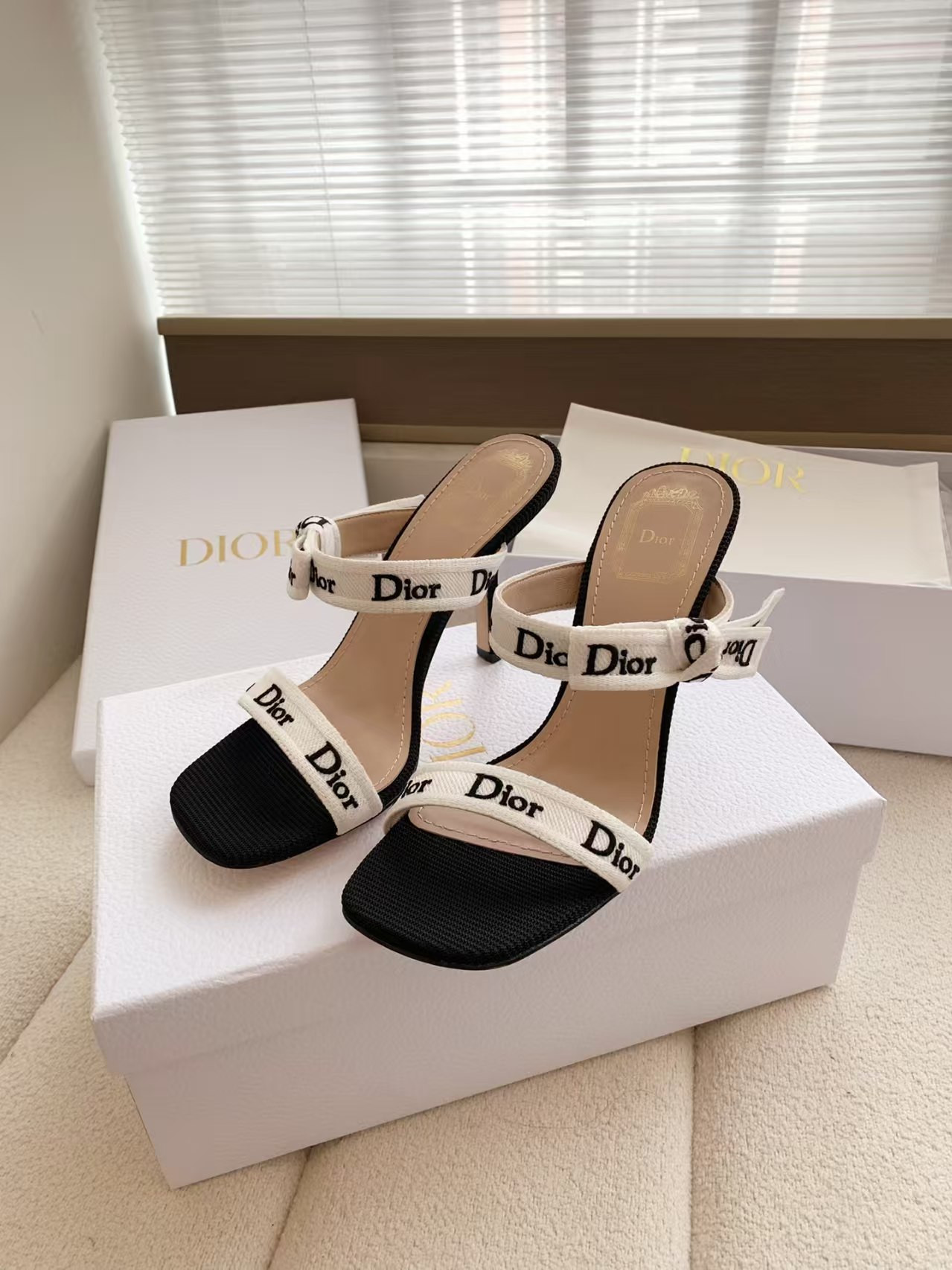ua D10r heeled sandal