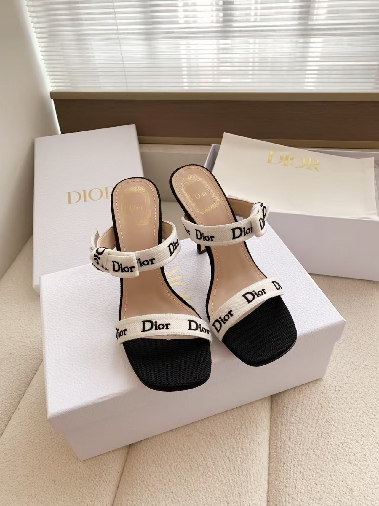 ua D10r heeled sandal
