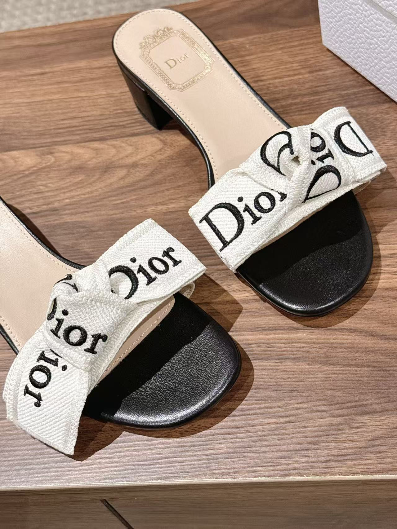 ua D10r j