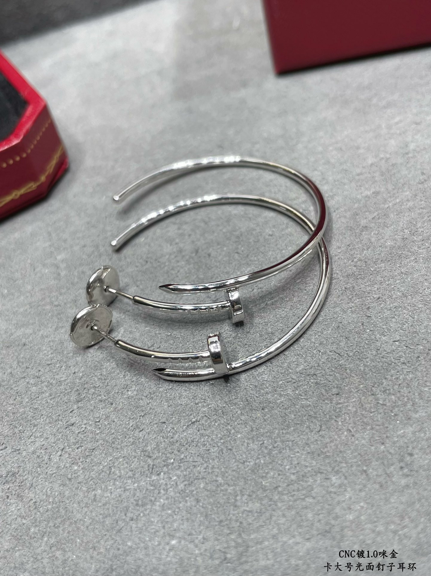 Ca*t1er Large size smooth nail Earrings